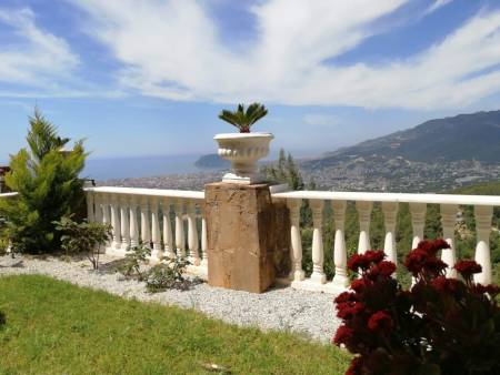 Luxuriöse Villa mit Aussicht in der Gegend von Oba, Alanya. 