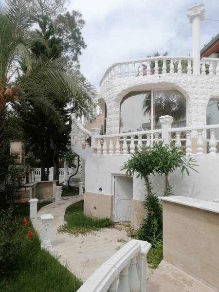 Sehen Sie sich eine freistehende Villa im Turkler-Viertel von Alanya an.