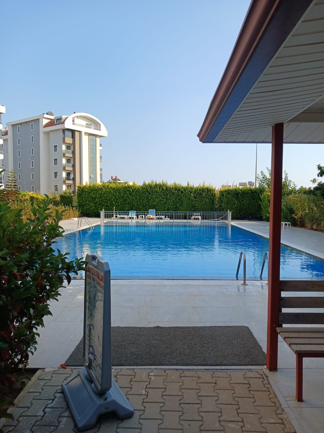 <p>&nbsp;</p>

<p><font dir="auto" style="vertical-align:inherit"><font dir="auto" style="vertical-align:inherit">Продается недвижимость в Алании, Турция. </font></font><br />
<font dir="auto" style="vertical-align:inherit"><font dir="auto" style="vertical-align:inherit">Популярный район Авсаллар. Лучшие песчаные пляжи, отмеченные &laquo;Голубым флагом&raquo;.</font></font></p>

<p><font dir="auto" style="vertical-align:inherit"><font dir="auto" style="vertical-align:inherit">Тихий и безопасный район, окруженный сосновыми лесами, создает целебную атмосферу, напоминающую морскую гладь и сосновый лес. Популярное место среди европейцев. </font></font><br />
<font dir="auto" style="vertical-align:inherit"><font dir="auto" style="vertical-align:inherit">Неподалеку расположены магазины, рестораны, а раз в неделю круглый год проводится рынок с недорогими фермерскими овощами и фруктами. </font></font><br />
<font dir="auto" style="vertical-align:inherit"><font dir="auto" style="vertical-align:inherit">Апартаменты для спокойного отдыха у моря.</font></font></p>

<p><font dir="auto" style="vertical-align:inherit"><font dir="auto" style="vertical-align:inherit">Бассейн, генератор, детские игровые площадки, зона для барбекю, парковка, ухоженный сад и закрытый жилой комплекс.</font></font></p>

<p><font dir="auto" style="vertical-align:inherit"><font dir="auto" style="vertical-align:inherit">До моря 400 метров.</font></font></p>

<p><font dir="auto" style="vertical-align:inherit"><font dir="auto" style="vertical-align:inherit">Продается просторная квартира площадью 70 м&sup2; на 8 этаже, состоящая из одной спальни, одной гостиной и кухни в американском стиле.</font></font></p>

<p><font dir="auto" style="vertical-align:inherit"><font dir="auto" style="vertical-align:inherit">Просторный застекленный балкон открывает великолепный вид на море и весь город.</font></font></p>

<p><font dir="auto" style="vertical-align:inherit"><font dir="auto" style="vertical-align:inherit">На балконе есть садовые качели и стол со стульями.</font></font></p>

<p><font dir="auto" style="vertical-align:inherit"><font dir="auto" style="vertical-align:inherit">В стоимость включена вся бытовая техника и мебель.</font></font></p>
