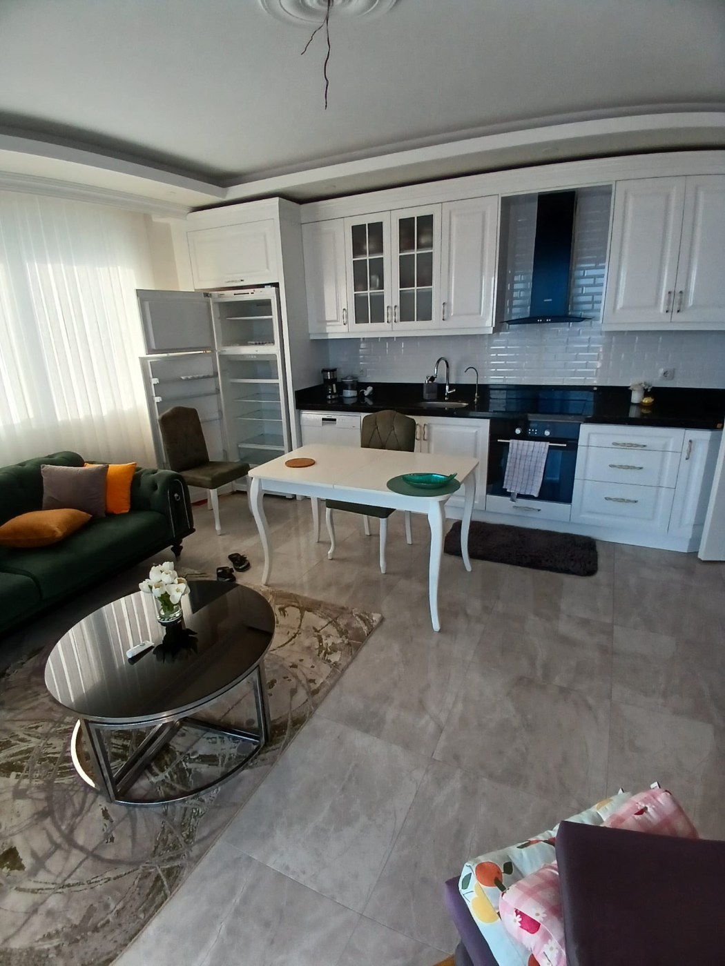 <p>&nbsp;</p>

<p><font dir="auto" style="vertical-align:inherit"><font dir="auto" style="vertical-align:inherit">Продается недвижимость в Алании, Турция. </font></font><br />
<font dir="auto" style="vertical-align:inherit"><font dir="auto" style="vertical-align:inherit">Популярный район Авсаллар. Лучшие песчаные пляжи, отмеченные &laquo;Голубым флагом&raquo;.</font></font></p>

<p><font dir="auto" style="vertical-align:inherit"><font dir="auto" style="vertical-align:inherit">Тихий и безопасный район, окруженный сосновыми лесами, создает целебную атмосферу, напоминающую морскую гладь и сосновый лес. Популярное место среди европейцев. </font></font><br />
<font dir="auto" style="vertical-align:inherit"><font dir="auto" style="vertical-align:inherit">Неподалеку расположены магазины, рестораны, а раз в неделю круглый год проводится рынок с недорогими фермерскими овощами и фруктами. </font></font><br />
<font dir="auto" style="vertical-align:inherit"><font dir="auto" style="vertical-align:inherit">Апартаменты для спокойного отдыха у моря.</font></font></p>

<p><font dir="auto" style="vertical-align:inherit"><font dir="auto" style="vertical-align:inherit">Бассейн, генератор, детские игровые площадки, зона для барбекю, парковка, ухоженный сад и закрытый жилой комплекс.</font></font></p>

<p><font dir="auto" style="vertical-align:inherit"><font dir="auto" style="vertical-align:inherit">До моря 400 метров.</font></font></p>

<p><font dir="auto" style="vertical-align:inherit"><font dir="auto" style="vertical-align:inherit">Продается просторная квартира площадью 70 м&sup2; на 8 этаже, состоящая из одной спальни, одной гостиной и кухни в американском стиле.</font></font></p>

<p><font dir="auto" style="vertical-align:inherit"><font dir="auto" style="vertical-align:inherit">Просторный застекленный балкон открывает великолепный вид на море и весь город.</font></font></p>

<p><font dir="auto" style="vertical-align:inherit"><font dir="auto" style="vertical-align:inherit">На балконе есть садовые качели и стол со стульями.</font></font></p>

<p><font dir="auto" style="vertical-align:inherit"><font dir="auto" style="vertical-align:inherit">В стоимость включена вся бытовая техника и мебель.</font></font></p>
