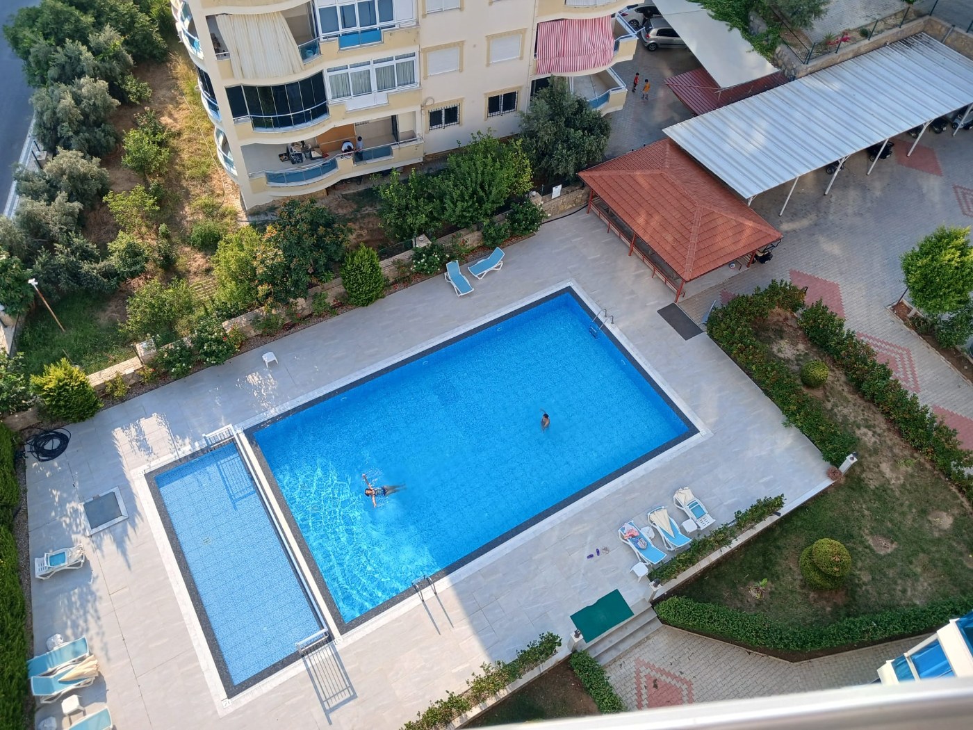 <p>&nbsp;</p>

<p><font dir="auto" style="vertical-align:inherit"><font dir="auto" style="vertical-align:inherit">Продается недвижимость в Алании, Турция. </font></font><br />
<font dir="auto" style="vertical-align:inherit"><font dir="auto" style="vertical-align:inherit">Популярный район Авсаллар. Лучшие песчаные пляжи, отмеченные &laquo;Голубым флагом&raquo;.</font></font></p>

<p><font dir="auto" style="vertical-align:inherit"><font dir="auto" style="vertical-align:inherit">Тихий и безопасный район, окруженный сосновыми лесами, создает целебную атмосферу, напоминающую морскую гладь и сосновый лес. Популярное место среди европейцев. </font></font><br />
<font dir="auto" style="vertical-align:inherit"><font dir="auto" style="vertical-align:inherit">Неподалеку расположены магазины, рестораны, а раз в неделю круглый год проводится рынок с недорогими фермерскими овощами и фруктами. </font></font><br />
<font dir="auto" style="vertical-align:inherit"><font dir="auto" style="vertical-align:inherit">Апартаменты для спокойного отдыха у моря.</font></font></p>

<p><font dir="auto" style="vertical-align:inherit"><font dir="auto" style="vertical-align:inherit">Бассейн, генератор, детские игровые площадки, зона для барбекю, парковка, ухоженный сад и закрытый жилой комплекс.</font></font></p>

<p><font dir="auto" style="vertical-align:inherit"><font dir="auto" style="vertical-align:inherit">До моря 400 метров.</font></font></p>

<p><font dir="auto" style="vertical-align:inherit"><font dir="auto" style="vertical-align:inherit">Продается просторная квартира площадью 70 м&sup2; на 8 этаже, состоящая из одной спальни, одной гостиной и кухни в американском стиле.</font></font></p>

<p><font dir="auto" style="vertical-align:inherit"><font dir="auto" style="vertical-align:inherit">Просторный застекленный балкон открывает великолепный вид на море и весь город.</font></font></p>

<p><font dir="auto" style="vertical-align:inherit"><font dir="auto" style="vertical-align:inherit">На балконе есть садовые качели и стол со стульями.</font></font></p>

<p><font dir="auto" style="vertical-align:inherit"><font dir="auto" style="vertical-align:inherit">В стоимость включена вся бытовая техника и мебель.</font></font></p>
