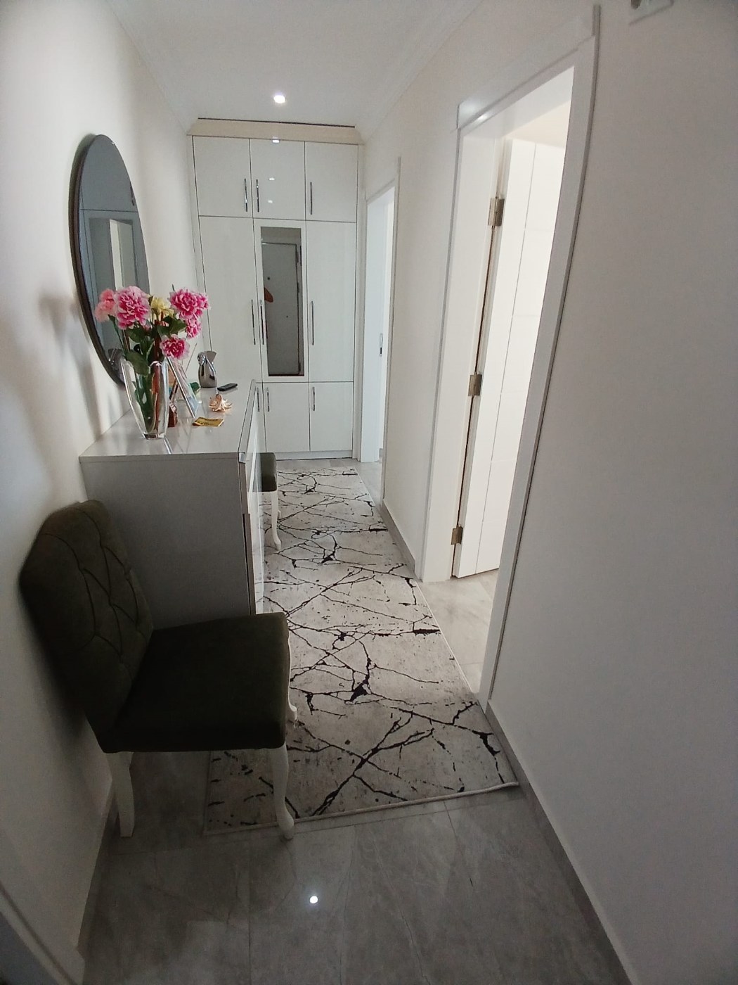 <p>&nbsp;</p>

<p><font dir="auto" style="vertical-align:inherit"><font dir="auto" style="vertical-align:inherit">Продается недвижимость в Алании, Турция. </font></font><br />
<font dir="auto" style="vertical-align:inherit"><font dir="auto" style="vertical-align:inherit">Популярный район Авсаллар. Лучшие песчаные пляжи, отмеченные &laquo;Голубым флагом&raquo;.</font></font></p>

<p><font dir="auto" style="vertical-align:inherit"><font dir="auto" style="vertical-align:inherit">Тихий и безопасный район, окруженный сосновыми лесами, создает целебную атмосферу, напоминающую морскую гладь и сосновый лес. Популярное место среди европейцев. </font></font><br />
<font dir="auto" style="vertical-align:inherit"><font dir="auto" style="vertical-align:inherit">Неподалеку расположены магазины, рестораны, а раз в неделю круглый год проводится рынок с недорогими фермерскими овощами и фруктами. </font></font><br />
<font dir="auto" style="vertical-align:inherit"><font dir="auto" style="vertical-align:inherit">Апартаменты для спокойного отдыха у моря.</font></font></p>

<p><font dir="auto" style="vertical-align:inherit"><font dir="auto" style="vertical-align:inherit">Бассейн, генератор, детские игровые площадки, зона для барбекю, парковка, ухоженный сад и закрытый жилой комплекс.</font></font></p>

<p><font dir="auto" style="vertical-align:inherit"><font dir="auto" style="vertical-align:inherit">До моря 400 метров.</font></font></p>

<p><font dir="auto" style="vertical-align:inherit"><font dir="auto" style="vertical-align:inherit">Продается просторная квартира площадью 70 м&sup2; на 8 этаже, состоящая из одной спальни, одной гостиной и кухни в американском стиле.</font></font></p>

<p><font dir="auto" style="vertical-align:inherit"><font dir="auto" style="vertical-align:inherit">Просторный застекленный балкон открывает великолепный вид на море и весь город.</font></font></p>

<p><font dir="auto" style="vertical-align:inherit"><font dir="auto" style="vertical-align:inherit">На балконе есть садовые качели и стол со стульями.</font></font></p>

<p><font dir="auto" style="vertical-align:inherit"><font dir="auto" style="vertical-align:inherit">В стоимость включена вся бытовая техника и мебель.</font></font></p>
