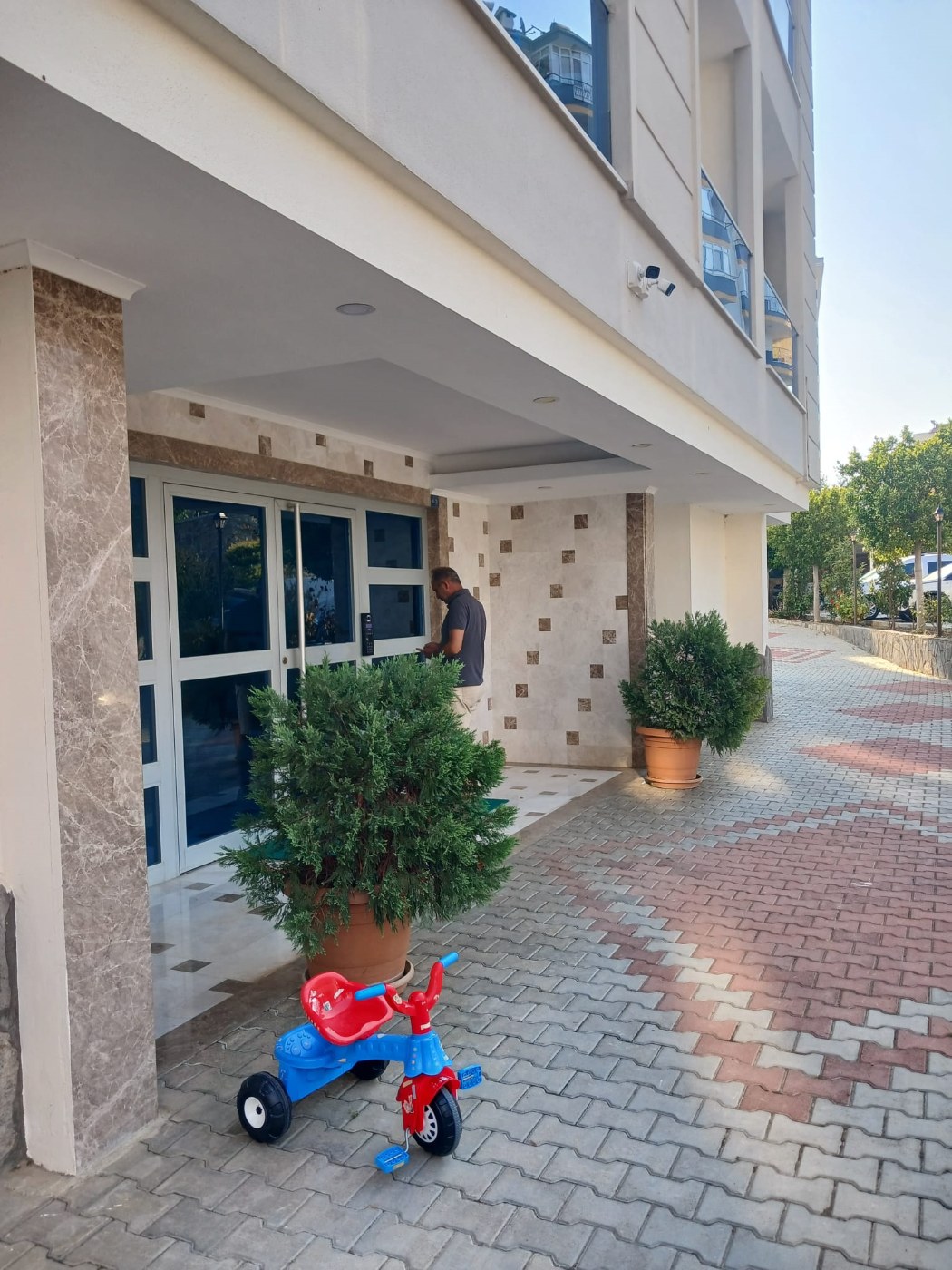 <p>&nbsp;</p>

<p><font dir="auto" style="vertical-align:inherit"><font dir="auto" style="vertical-align:inherit">Продается недвижимость в Алании, Турция. </font></font><br />
<font dir="auto" style="vertical-align:inherit"><font dir="auto" style="vertical-align:inherit">Популярный район Авсаллар. Лучшие песчаные пляжи, отмеченные &laquo;Голубым флагом&raquo;.</font></font></p>

<p><font dir="auto" style="vertical-align:inherit"><font dir="auto" style="vertical-align:inherit">Тихий и безопасный район, окруженный сосновыми лесами, создает целебную атмосферу, напоминающую морскую гладь и сосновый лес. Популярное место среди европейцев. </font></font><br />
<font dir="auto" style="vertical-align:inherit"><font dir="auto" style="vertical-align:inherit">Неподалеку расположены магазины, рестораны, а раз в неделю круглый год проводится рынок с недорогими фермерскими овощами и фруктами. </font></font><br />
<font dir="auto" style="vertical-align:inherit"><font dir="auto" style="vertical-align:inherit">Апартаменты для спокойного отдыха у моря.</font></font></p>

<p><font dir="auto" style="vertical-align:inherit"><font dir="auto" style="vertical-align:inherit">Бассейн, генератор, детские игровые площадки, зона для барбекю, парковка, ухоженный сад и закрытый жилой комплекс.</font></font></p>

<p><font dir="auto" style="vertical-align:inherit"><font dir="auto" style="vertical-align:inherit">До моря 400 метров.</font></font></p>

<p><font dir="auto" style="vertical-align:inherit"><font dir="auto" style="vertical-align:inherit">Продается просторная квартира площадью 70 м&sup2; на 8 этаже, состоящая из одной спальни, одной гостиной и кухни в американском стиле.</font></font></p>

<p><font dir="auto" style="vertical-align:inherit"><font dir="auto" style="vertical-align:inherit">Просторный застекленный балкон открывает великолепный вид на море и весь город.</font></font></p>

<p><font dir="auto" style="vertical-align:inherit"><font dir="auto" style="vertical-align:inherit">На балконе есть садовые качели и стол со стульями.</font></font></p>

<p><font dir="auto" style="vertical-align:inherit"><font dir="auto" style="vertical-align:inherit">В стоимость включена вся бытовая техника и мебель.</font></font></p>
