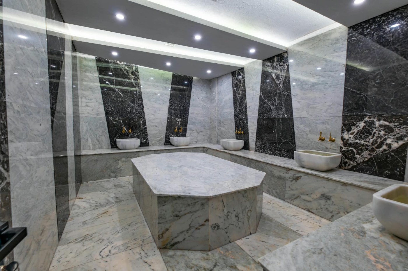 <p><font dir="auto" style="vertical-align:inherit"><font dir="auto" style="vertical-align:inherit">Продается новый элитный жилой комплекс в Каркиджаке, Аланья.</font></font></p>

<p><font dir="auto" style="vertical-align:inherit"><font dir="auto" style="vertical-align:inherit">Превосходные виды, тихое место в окружении природы. Чистый воздух, спокойствие и средиземноморский климат &ndash; все, что нужно для качественного отдыха.</font></font></p>

<p><font dir="auto" style="vertical-align:inherit"><font dir="auto" style="vertical-align:inherit">В комплексе есть все удобства пятизвездочного отеля.</font></font></p>

<p><font dir="auto" style="vertical-align:inherit"><font dir="auto" style="vertical-align:inherit">Открытые и закрытые бассейны.</font></font></p>

<p><font dir="auto" style="vertical-align:inherit"><font dir="auto" style="vertical-align:inherit">фитнес</font></font></p>

<p><font dir="auto" style="vertical-align:inherit"><font dir="auto" style="vertical-align:inherit">сауна</font></font></p>

<p><font dir="auto" style="vertical-align:inherit"><font dir="auto" style="vertical-align:inherit">детские игровые площадки</font></font></p>

<p><font dir="auto" style="vertical-align:inherit"><font dir="auto" style="vertical-align:inherit">зоны для барбекю</font></font></p>

<p><font dir="auto" style="vertical-align:inherit"><font dir="auto" style="vertical-align:inherit">безопасность</font></font></p>

<p><font dir="auto" style="vertical-align:inherit"><font dir="auto" style="vertical-align:inherit">сад</font></font></p>

<p><font dir="auto" style="vertical-align:inherit"><font dir="auto" style="vertical-align:inherit">стоянка</font></font></p>

<p><font dir="auto" style="vertical-align:inherit"><font dir="auto" style="vertical-align:inherit">Просторные двухэтажные апартаменты с собственными садами.</font></font></p>

<p><font dir="auto" style="vertical-align:inherit"><font dir="auto" style="vertical-align:inherit">В продаже осталось несколько квартир:</font></font></p>

<p><font dir="auto" style="vertical-align:inherit"><font dir="auto" style="vertical-align:inherit">Двухуровневая квартира (1+1), 86 м2, с собственным садом.</font></font></p>

<p><font dir="auto" style="vertical-align:inherit"><font dir="auto" style="vertical-align:inherit">Двухуровневая квартира (2 спальни + 1 ванная комната), площадь 126 м2, с собственным садом.</font></font></p>

<p><font dir="auto" style="vertical-align:inherit"><font dir="auto" style="vertical-align:inherit">Квартиры продаются без мебели и оборудования. Мы можем помочь вам обставить вашу квартиру по вашему вкусу &ndash; мы установим всю необходимую мебель и бытовую технику.</font></font></p>
