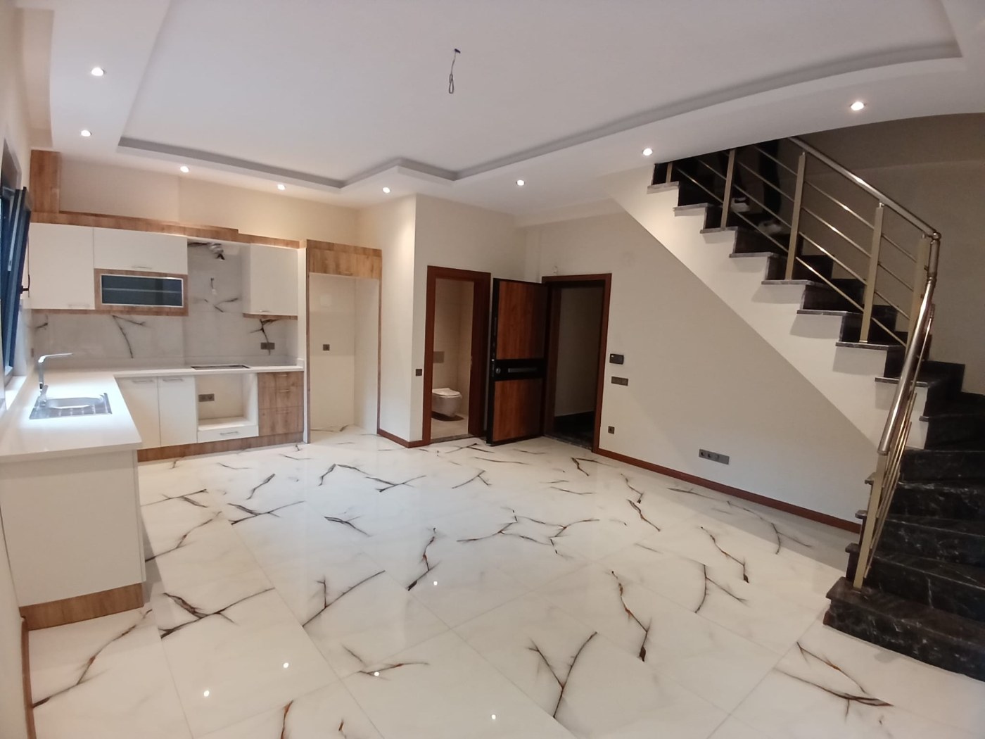 <p><font dir="auto" style="vertical-align:inherit"><font dir="auto" style="vertical-align:inherit">Продается квартира в районе Буюказбахче, Аланья. В 5 минутах от центра города. Рядом магазины, рестораны и базар. При этом район тихий и спокойный, напротив запланирован городской парк.</font></font></p>

<p><font dir="auto" style="vertical-align:inherit"><font dir="auto" style="vertical-align:inherit">До моря всего 1000 метров.</font></font></p>

<p><font dir="auto" style="vertical-align:inherit"><font dir="auto" style="vertical-align:inherit">Новый малоэтажный комплекс с удобствами пятизвездочного отеля.</font></font></p>

<p><font dir="auto" style="vertical-align:inherit"><font dir="auto" style="vertical-align:inherit">Открытый бассейн,</font></font></p>

<p><font dir="auto" style="vertical-align:inherit"><font dir="auto" style="vertical-align:inherit">фитнес</font></font></p>

<p><font dir="auto" style="vertical-align:inherit"><font dir="auto" style="vertical-align:inherit">зона отдыха</font></font></p>

<p><font dir="auto" style="vertical-align:inherit"><font dir="auto" style="vertical-align:inherit">зона барбекю</font></font></p>

<p><font dir="auto" style="vertical-align:inherit"><font dir="auto" style="vertical-align:inherit">детские игровые площадки</font></font></p>

<p><font dir="auto" style="vertical-align:inherit"><font dir="auto" style="vertical-align:inherit">Римская паровая баня</font></font></p>

<p><font dir="auto" style="vertical-align:inherit"><font dir="auto" style="vertical-align:inherit">сауна</font></font></p>

<p><font dir="auto" style="vertical-align:inherit"><font dir="auto" style="vertical-align:inherit">безопасность</font></font></p>

<p><font dir="auto" style="vertical-align:inherit"><font dir="auto" style="vertical-align:inherit">сад</font></font></p>

<p><font dir="auto" style="vertical-align:inherit"><font dir="auto" style="vertical-align:inherit">стоянка</font></font></p>

<p><font dir="auto" style="vertical-align:inherit"><font dir="auto" style="vertical-align:inherit">охраняемая территория</font></font></p>

<p><font dir="auto" style="vertical-align:inherit"><font dir="auto" style="vertical-align:inherit">Мир и природа.</font></font></p>

<p><font dir="auto" style="vertical-align:inherit"><font dir="auto" style="vertical-align:inherit">Из апартаментов открывается вид на море.</font></font></p>

<p><font dir="auto" style="vertical-align:inherit"><font dir="auto" style="vertical-align:inherit">Приобретение этой недвижимости дает возможность получить турецкий вид на жительство или гражданство.</font></font></p>

<p><font dir="auto" style="vertical-align:inherit"><font dir="auto" style="vertical-align:inherit">В продаже еще осталось несколько просторных квартир с 2 и 3 спальнями, двухуровневых апартаментов с садом и двухуровневых апартаментов с террасами.</font></font></p>

<p><font dir="auto" style="vertical-align:inherit"><font dir="auto" style="vertical-align:inherit">К апартаментам есть выход в собственный сад, что очень удобно. Можно установить садовую мебель и наслаждаться завтраками и ужинами на свежем воздухе.</font></font></p>

<p><font dir="auto" style="vertical-align:inherit"><font dir="auto" style="vertical-align:inherit">Комплекс очень тихий и уютный, излюбленное место европейцев.</font></font></p>
