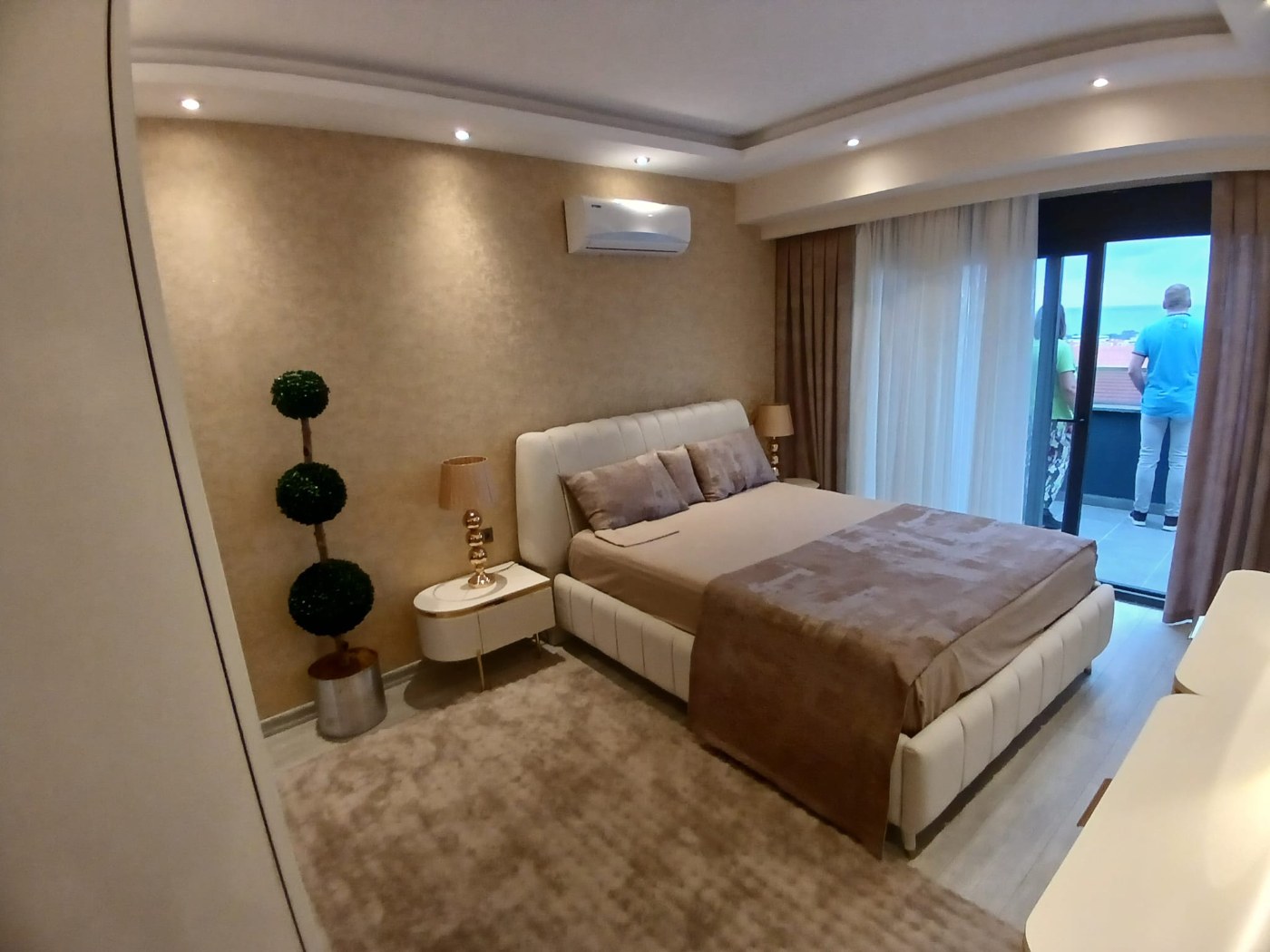 <p><font dir="auto" style="vertical-align:inherit"><font dir="auto" style="vertical-align:inherit">Продается квартира в районе Буюказбахче, Аланья. В 5 минутах от центра города. Рядом магазины, рестораны и базар. При этом район тихий и спокойный, напротив запланирован городской парк.</font></font></p>

<p><font dir="auto" style="vertical-align:inherit"><font dir="auto" style="vertical-align:inherit">До моря всего 1000 метров.</font></font></p>

<p><font dir="auto" style="vertical-align:inherit"><font dir="auto" style="vertical-align:inherit">Новый малоэтажный комплекс с удобствами пятизвездочного отеля.</font></font></p>

<p><font dir="auto" style="vertical-align:inherit"><font dir="auto" style="vertical-align:inherit">Открытый бассейн,</font></font></p>

<p><font dir="auto" style="vertical-align:inherit"><font dir="auto" style="vertical-align:inherit">фитнес</font></font></p>

<p><font dir="auto" style="vertical-align:inherit"><font dir="auto" style="vertical-align:inherit">зона отдыха</font></font></p>

<p><font dir="auto" style="vertical-align:inherit"><font dir="auto" style="vertical-align:inherit">зона барбекю</font></font></p>

<p><font dir="auto" style="vertical-align:inherit"><font dir="auto" style="vertical-align:inherit">детские игровые площадки</font></font></p>

<p><font dir="auto" style="vertical-align:inherit"><font dir="auto" style="vertical-align:inherit">Римская паровая баня</font></font></p>

<p><font dir="auto" style="vertical-align:inherit"><font dir="auto" style="vertical-align:inherit">сауна</font></font></p>

<p><font dir="auto" style="vertical-align:inherit"><font dir="auto" style="vertical-align:inherit">безопасность</font></font></p>

<p><font dir="auto" style="vertical-align:inherit"><font dir="auto" style="vertical-align:inherit">сад</font></font></p>

<p><font dir="auto" style="vertical-align:inherit"><font dir="auto" style="vertical-align:inherit">стоянка</font></font></p>

<p><font dir="auto" style="vertical-align:inherit"><font dir="auto" style="vertical-align:inherit">охраняемая территория</font></font></p>

<p><font dir="auto" style="vertical-align:inherit"><font dir="auto" style="vertical-align:inherit">Мир и природа.</font></font></p>

<p><font dir="auto" style="vertical-align:inherit"><font dir="auto" style="vertical-align:inherit">Из апартаментов открывается вид на море.</font></font></p>

<p><font dir="auto" style="vertical-align:inherit"><font dir="auto" style="vertical-align:inherit">Приобретение этой недвижимости дает возможность получить турецкий вид на жительство или гражданство.</font></font></p>

<p><font dir="auto" style="vertical-align:inherit"><font dir="auto" style="vertical-align:inherit">В продаже еще осталось несколько просторных квартир с 2 и 3 спальнями, двухуровневых апартаментов с садом и двухуровневых апартаментов с террасами.</font></font></p>

<p><font dir="auto" style="vertical-align:inherit"><font dir="auto" style="vertical-align:inherit">К апартаментам есть выход в собственный сад, что очень удобно. Можно установить садовую мебель и наслаждаться завтраками и ужинами на свежем воздухе.</font></font></p>

<p><font dir="auto" style="vertical-align:inherit"><font dir="auto" style="vertical-align:inherit">Комплекс очень тихий и уютный, излюбленное место европейцев.</font></font></p>
