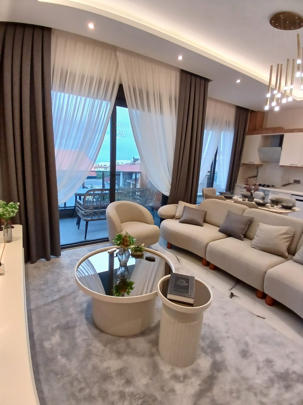 <p><font dir="auto" style="vertical-align:inherit"><font dir="auto" style="vertical-align:inherit">Продается квартира в районе Буюказбахче, Аланья. В 5 минутах от центра города. Рядом магазины, рестораны и базар. При этом район тихий и спокойный, напротив запланирован городской парк.</font></font></p>

<p><font dir="auto" style="vertical-align:inherit"><font dir="auto" style="vertical-align:inherit">До моря всего 1000 метров.</font></font></p>

<p><font dir="auto" style="vertical-align:inherit"><font dir="auto" style="vertical-align:inherit">Новый малоэтажный комплекс с удобствами пятизвездочного отеля.</font></font></p>

<p><font dir="auto" style="vertical-align:inherit"><font dir="auto" style="vertical-align:inherit">Открытый бассейн,</font></font></p>

<p><font dir="auto" style="vertical-align:inherit"><font dir="auto" style="vertical-align:inherit">фитнес</font></font></p>

<p><font dir="auto" style="vertical-align:inherit"><font dir="auto" style="vertical-align:inherit">зона отдыха</font></font></p>

<p><font dir="auto" style="vertical-align:inherit"><font dir="auto" style="vertical-align:inherit">зона барбекю</font></font></p>

<p><font dir="auto" style="vertical-align:inherit"><font dir="auto" style="vertical-align:inherit">детские игровые площадки</font></font></p>

<p><font dir="auto" style="vertical-align:inherit"><font dir="auto" style="vertical-align:inherit">Римская паровая баня</font></font></p>

<p><font dir="auto" style="vertical-align:inherit"><font dir="auto" style="vertical-align:inherit">сауна</font></font></p>

<p><font dir="auto" style="vertical-align:inherit"><font dir="auto" style="vertical-align:inherit">безопасность</font></font></p>

<p><font dir="auto" style="vertical-align:inherit"><font dir="auto" style="vertical-align:inherit">сад</font></font></p>

<p><font dir="auto" style="vertical-align:inherit"><font dir="auto" style="vertical-align:inherit">стоянка</font></font></p>

<p><font dir="auto" style="vertical-align:inherit"><font dir="auto" style="vertical-align:inherit">охраняемая территория</font></font></p>

<p><font dir="auto" style="vertical-align:inherit"><font dir="auto" style="vertical-align:inherit">Мир и природа.</font></font></p>

<p><font dir="auto" style="vertical-align:inherit"><font dir="auto" style="vertical-align:inherit">Из апартаментов открывается вид на море.</font></font></p>

<p><font dir="auto" style="vertical-align:inherit"><font dir="auto" style="vertical-align:inherit">Приобретение этой недвижимости дает возможность получить турецкий вид на жительство или гражданство.</font></font></p>

<p><font dir="auto" style="vertical-align:inherit"><font dir="auto" style="vertical-align:inherit">В продаже еще осталось несколько просторных квартир с 2 и 3 спальнями, двухуровневых апартаментов с садом и двухуровневых апартаментов с террасами.</font></font></p>

<p><font dir="auto" style="vertical-align:inherit"><font dir="auto" style="vertical-align:inherit">К апартаментам есть выход в собственный сад, что очень удобно. Можно установить садовую мебель и наслаждаться завтраками и ужинами на свежем воздухе.</font></font></p>

<p><font dir="auto" style="vertical-align:inherit"><font dir="auto" style="vertical-align:inherit">Комплекс очень тихий и уютный, излюбленное место европейцев.</font></font></p>
