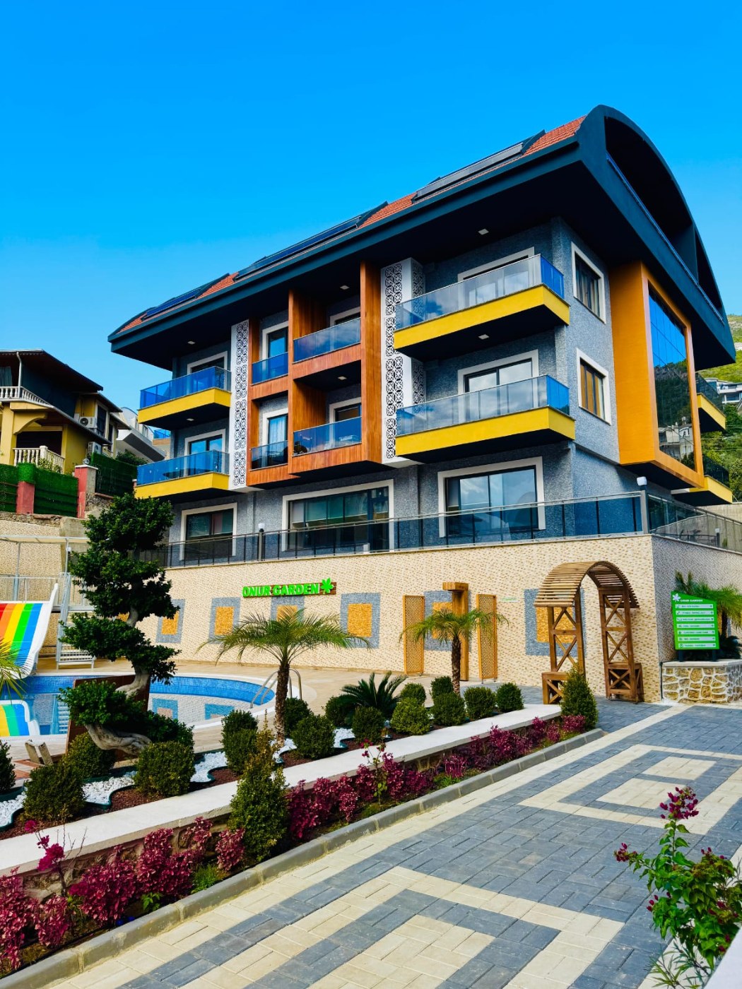 <p><font dir="auto" style="vertical-align:inherit"><font dir="auto" style="vertical-align:inherit">Продается квартира в районе Буюказбахче, Аланья. В 5 минутах от центра города. Рядом магазины, рестораны и базар. При этом район тихий и спокойный, напротив запланирован городской парк.</font></font></p>

<p><font dir="auto" style="vertical-align:inherit"><font dir="auto" style="vertical-align:inherit">До моря всего 1000 метров.</font></font></p>

<p><font dir="auto" style="vertical-align:inherit"><font dir="auto" style="vertical-align:inherit">Новый малоэтажный комплекс с удобствами пятизвездочного отеля.</font></font></p>

<p><font dir="auto" style="vertical-align:inherit"><font dir="auto" style="vertical-align:inherit">Открытый бассейн,</font></font></p>

<p><font dir="auto" style="vertical-align:inherit"><font dir="auto" style="vertical-align:inherit">фитнес</font></font></p>

<p><font dir="auto" style="vertical-align:inherit"><font dir="auto" style="vertical-align:inherit">зона отдыха</font></font></p>

<p><font dir="auto" style="vertical-align:inherit"><font dir="auto" style="vertical-align:inherit">зона барбекю</font></font></p>

<p><font dir="auto" style="vertical-align:inherit"><font dir="auto" style="vertical-align:inherit">детские игровые площадки</font></font></p>

<p><font dir="auto" style="vertical-align:inherit"><font dir="auto" style="vertical-align:inherit">Римская паровая баня</font></font></p>

<p><font dir="auto" style="vertical-align:inherit"><font dir="auto" style="vertical-align:inherit">сауна</font></font></p>

<p><font dir="auto" style="vertical-align:inherit"><font dir="auto" style="vertical-align:inherit">безопасность</font></font></p>

<p><font dir="auto" style="vertical-align:inherit"><font dir="auto" style="vertical-align:inherit">сад</font></font></p>

<p><font dir="auto" style="vertical-align:inherit"><font dir="auto" style="vertical-align:inherit">стоянка</font></font></p>

<p><font dir="auto" style="vertical-align:inherit"><font dir="auto" style="vertical-align:inherit">охраняемая территория</font></font></p>

<p><font dir="auto" style="vertical-align:inherit"><font dir="auto" style="vertical-align:inherit">Мир и природа.</font></font></p>

<p><font dir="auto" style="vertical-align:inherit"><font dir="auto" style="vertical-align:inherit">Из апартаментов открывается вид на море.</font></font></p>

<p><font dir="auto" style="vertical-align:inherit"><font dir="auto" style="vertical-align:inherit">Приобретение этой недвижимости дает возможность получить турецкий вид на жительство или гражданство.</font></font></p>

<p><font dir="auto" style="vertical-align:inherit"><font dir="auto" style="vertical-align:inherit">В продаже еще осталось несколько просторных квартир с 2 и 3 спальнями, двухуровневых апартаментов с садом и двухуровневых апартаментов с террасами.</font></font></p>

<p><font dir="auto" style="vertical-align:inherit"><font dir="auto" style="vertical-align:inherit">К апартаментам есть выход в собственный сад, что очень удобно. Можно установить садовую мебель и наслаждаться завтраками и ужинами на свежем воздухе.</font></font></p>

<p><font dir="auto" style="vertical-align:inherit"><font dir="auto" style="vertical-align:inherit">Комплекс очень тихий и уютный, излюбленное место европейцев.</font></font></p>
