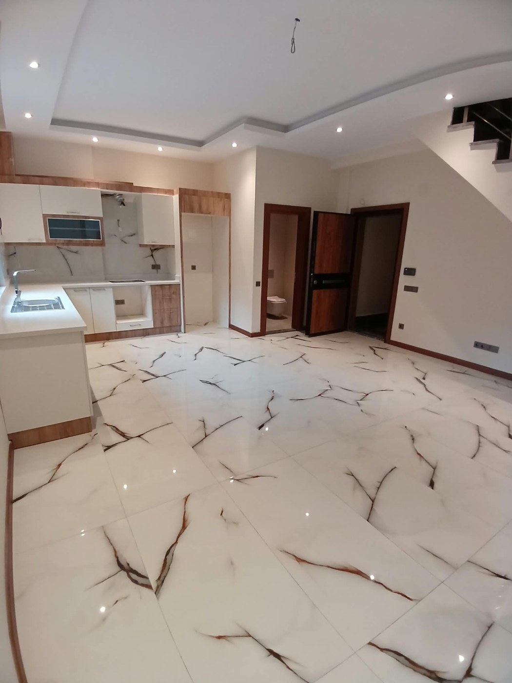 <p><font dir="auto" style="vertical-align:inherit"><font dir="auto" style="vertical-align:inherit">Продается квартира в районе Буюказбахче, Аланья. В 5 минутах от центра города. Рядом магазины, рестораны и базар. При этом район тихий и спокойный, напротив запланирован городской парк.</font></font></p>

<p><font dir="auto" style="vertical-align:inherit"><font dir="auto" style="vertical-align:inherit">До моря всего 1000 метров.</font></font></p>

<p><font dir="auto" style="vertical-align:inherit"><font dir="auto" style="vertical-align:inherit">Новый малоэтажный комплекс с удобствами пятизвездочного отеля.</font></font></p>

<p><font dir="auto" style="vertical-align:inherit"><font dir="auto" style="vertical-align:inherit">Открытый бассейн,</font></font></p>

<p><font dir="auto" style="vertical-align:inherit"><font dir="auto" style="vertical-align:inherit">фитнес</font></font></p>

<p><font dir="auto" style="vertical-align:inherit"><font dir="auto" style="vertical-align:inherit">зона отдыха</font></font></p>

<p><font dir="auto" style="vertical-align:inherit"><font dir="auto" style="vertical-align:inherit">зона барбекю</font></font></p>

<p><font dir="auto" style="vertical-align:inherit"><font dir="auto" style="vertical-align:inherit">детские игровые площадки</font></font></p>

<p><font dir="auto" style="vertical-align:inherit"><font dir="auto" style="vertical-align:inherit">Римская паровая баня</font></font></p>

<p><font dir="auto" style="vertical-align:inherit"><font dir="auto" style="vertical-align:inherit">сауна</font></font></p>

<p><font dir="auto" style="vertical-align:inherit"><font dir="auto" style="vertical-align:inherit">безопасность</font></font></p>

<p><font dir="auto" style="vertical-align:inherit"><font dir="auto" style="vertical-align:inherit">сад</font></font></p>

<p><font dir="auto" style="vertical-align:inherit"><font dir="auto" style="vertical-align:inherit">стоянка</font></font></p>

<p><font dir="auto" style="vertical-align:inherit"><font dir="auto" style="vertical-align:inherit">охраняемая территория</font></font></p>

<p><font dir="auto" style="vertical-align:inherit"><font dir="auto" style="vertical-align:inherit">Мир и природа.</font></font></p>

<p><font dir="auto" style="vertical-align:inherit"><font dir="auto" style="vertical-align:inherit">Из апартаментов открывается вид на море.</font></font></p>

<p><font dir="auto" style="vertical-align:inherit"><font dir="auto" style="vertical-align:inherit">Приобретение этой недвижимости дает возможность получить турецкий вид на жительство или гражданство.</font></font></p>

<p><font dir="auto" style="vertical-align:inherit"><font dir="auto" style="vertical-align:inherit">В продаже еще осталось несколько просторных квартир с 2 и 3 спальнями, двухуровневых апартаментов с садом и двухуровневых апартаментов с террасами.</font></font></p>

<p><font dir="auto" style="vertical-align:inherit"><font dir="auto" style="vertical-align:inherit">К апартаментам есть выход в собственный сад, что очень удобно. Можно установить садовую мебель и наслаждаться завтраками и ужинами на свежем воздухе.</font></font></p>

<p><font dir="auto" style="vertical-align:inherit"><font dir="auto" style="vertical-align:inherit">Комплекс очень тихий и уютный, излюбленное место европейцев.</font></font></p>
