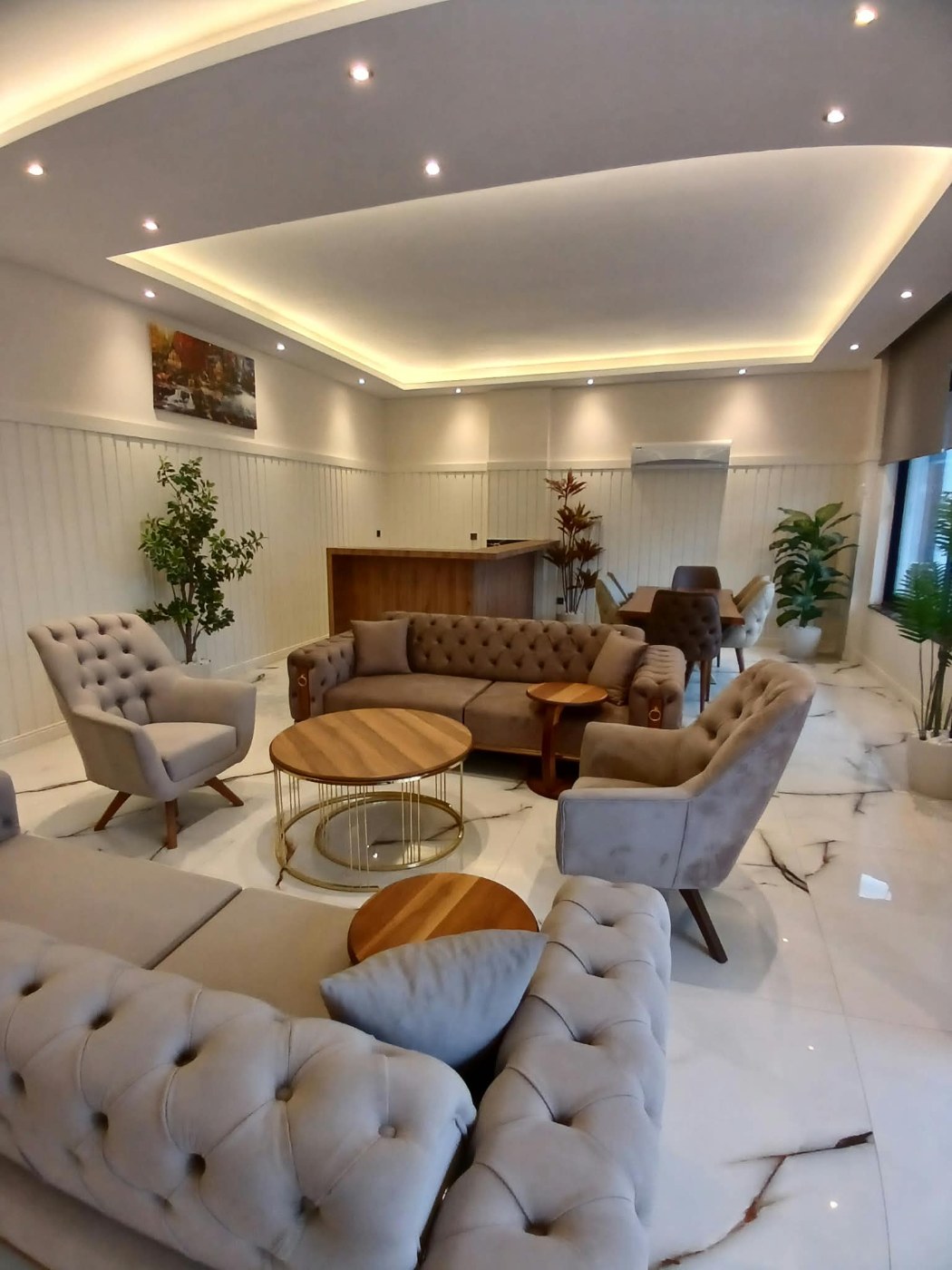 <p><font dir="auto" style="vertical-align:inherit"><font dir="auto" style="vertical-align:inherit">Продается квартира в районе Буюказбахче, Аланья. В 5 минутах от центра города. Рядом магазины, рестораны и базар. При этом район тихий и спокойный, напротив запланирован городской парк.</font></font></p>

<p><font dir="auto" style="vertical-align:inherit"><font dir="auto" style="vertical-align:inherit">До моря всего 1000 метров.</font></font></p>

<p><font dir="auto" style="vertical-align:inherit"><font dir="auto" style="vertical-align:inherit">Новый малоэтажный комплекс с удобствами пятизвездочного отеля.</font></font></p>

<p><font dir="auto" style="vertical-align:inherit"><font dir="auto" style="vertical-align:inherit">Открытый бассейн,</font></font></p>

<p><font dir="auto" style="vertical-align:inherit"><font dir="auto" style="vertical-align:inherit">фитнес</font></font></p>

<p><font dir="auto" style="vertical-align:inherit"><font dir="auto" style="vertical-align:inherit">зона отдыха</font></font></p>

<p><font dir="auto" style="vertical-align:inherit"><font dir="auto" style="vertical-align:inherit">зона барбекю</font></font></p>

<p><font dir="auto" style="vertical-align:inherit"><font dir="auto" style="vertical-align:inherit">детские игровые площадки</font></font></p>

<p><font dir="auto" style="vertical-align:inherit"><font dir="auto" style="vertical-align:inherit">Римская паровая баня</font></font></p>

<p><font dir="auto" style="vertical-align:inherit"><font dir="auto" style="vertical-align:inherit">сауна</font></font></p>

<p><font dir="auto" style="vertical-align:inherit"><font dir="auto" style="vertical-align:inherit">безопасность</font></font></p>

<p><font dir="auto" style="vertical-align:inherit"><font dir="auto" style="vertical-align:inherit">сад</font></font></p>

<p><font dir="auto" style="vertical-align:inherit"><font dir="auto" style="vertical-align:inherit">стоянка</font></font></p>

<p><font dir="auto" style="vertical-align:inherit"><font dir="auto" style="vertical-align:inherit">охраняемая территория</font></font></p>

<p><font dir="auto" style="vertical-align:inherit"><font dir="auto" style="vertical-align:inherit">Мир и природа.</font></font></p>

<p><font dir="auto" style="vertical-align:inherit"><font dir="auto" style="vertical-align:inherit">Из апартаментов открывается вид на море.</font></font></p>

<p><font dir="auto" style="vertical-align:inherit"><font dir="auto" style="vertical-align:inherit">Приобретение этой недвижимости дает возможность получить турецкий вид на жительство или гражданство.</font></font></p>

<p><font dir="auto" style="vertical-align:inherit"><font dir="auto" style="vertical-align:inherit">В продаже еще осталось несколько просторных квартир с 2 и 3 спальнями, двухуровневых апартаментов с садом и двухуровневых апартаментов с террасами.</font></font></p>

<p><font dir="auto" style="vertical-align:inherit"><font dir="auto" style="vertical-align:inherit">К апартаментам есть выход в собственный сад, что очень удобно. Можно установить садовую мебель и наслаждаться завтраками и ужинами на свежем воздухе.</font></font></p>

<p><font dir="auto" style="vertical-align:inherit"><font dir="auto" style="vertical-align:inherit">Комплекс очень тихий и уютный, излюбленное место европейцев.</font></font></p>
