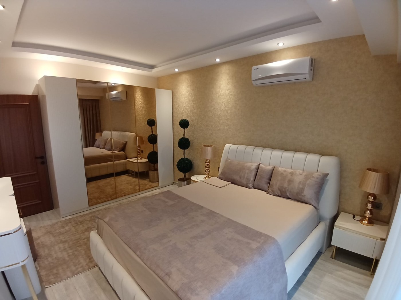 <p><font dir="auto" style="vertical-align:inherit"><font dir="auto" style="vertical-align:inherit">Продается квартира в районе Буюказбахче, Аланья. В 5 минутах от центра города. Рядом магазины, рестораны и базар. При этом район тихий и спокойный, напротив запланирован городской парк.</font></font></p>

<p><font dir="auto" style="vertical-align:inherit"><font dir="auto" style="vertical-align:inherit">До моря всего 1000 метров.</font></font></p>

<p><font dir="auto" style="vertical-align:inherit"><font dir="auto" style="vertical-align:inherit">Новый малоэтажный комплекс с удобствами пятизвездочного отеля.</font></font></p>

<p><font dir="auto" style="vertical-align:inherit"><font dir="auto" style="vertical-align:inherit">Открытый бассейн,</font></font></p>

<p><font dir="auto" style="vertical-align:inherit"><font dir="auto" style="vertical-align:inherit">фитнес</font></font></p>

<p><font dir="auto" style="vertical-align:inherit"><font dir="auto" style="vertical-align:inherit">зона отдыха</font></font></p>

<p><font dir="auto" style="vertical-align:inherit"><font dir="auto" style="vertical-align:inherit">зона барбекю</font></font></p>

<p><font dir="auto" style="vertical-align:inherit"><font dir="auto" style="vertical-align:inherit">детские игровые площадки</font></font></p>

<p><font dir="auto" style="vertical-align:inherit"><font dir="auto" style="vertical-align:inherit">Римская паровая баня</font></font></p>

<p><font dir="auto" style="vertical-align:inherit"><font dir="auto" style="vertical-align:inherit">сауна</font></font></p>

<p><font dir="auto" style="vertical-align:inherit"><font dir="auto" style="vertical-align:inherit">безопасность</font></font></p>

<p><font dir="auto" style="vertical-align:inherit"><font dir="auto" style="vertical-align:inherit">сад</font></font></p>

<p><font dir="auto" style="vertical-align:inherit"><font dir="auto" style="vertical-align:inherit">стоянка</font></font></p>

<p><font dir="auto" style="vertical-align:inherit"><font dir="auto" style="vertical-align:inherit">охраняемая территория</font></font></p>

<p><font dir="auto" style="vertical-align:inherit"><font dir="auto" style="vertical-align:inherit">Мир и природа.</font></font></p>

<p><font dir="auto" style="vertical-align:inherit"><font dir="auto" style="vertical-align:inherit">Из апартаментов открывается вид на море.</font></font></p>

<p><font dir="auto" style="vertical-align:inherit"><font dir="auto" style="vertical-align:inherit">Приобретение этой недвижимости дает возможность получить турецкий вид на жительство или гражданство.</font></font></p>

<p><font dir="auto" style="vertical-align:inherit"><font dir="auto" style="vertical-align:inherit">В продаже еще осталось несколько просторных квартир с 2 и 3 спальнями, двухуровневых апартаментов с садом и двухуровневых апартаментов с террасами.</font></font></p>

<p><font dir="auto" style="vertical-align:inherit"><font dir="auto" style="vertical-align:inherit">К апартаментам есть выход в собственный сад, что очень удобно. Можно установить садовую мебель и наслаждаться завтраками и ужинами на свежем воздухе.</font></font></p>

<p><font dir="auto" style="vertical-align:inherit"><font dir="auto" style="vertical-align:inherit">Комплекс очень тихий и уютный, излюбленное место европейцев.</font></font></p>
