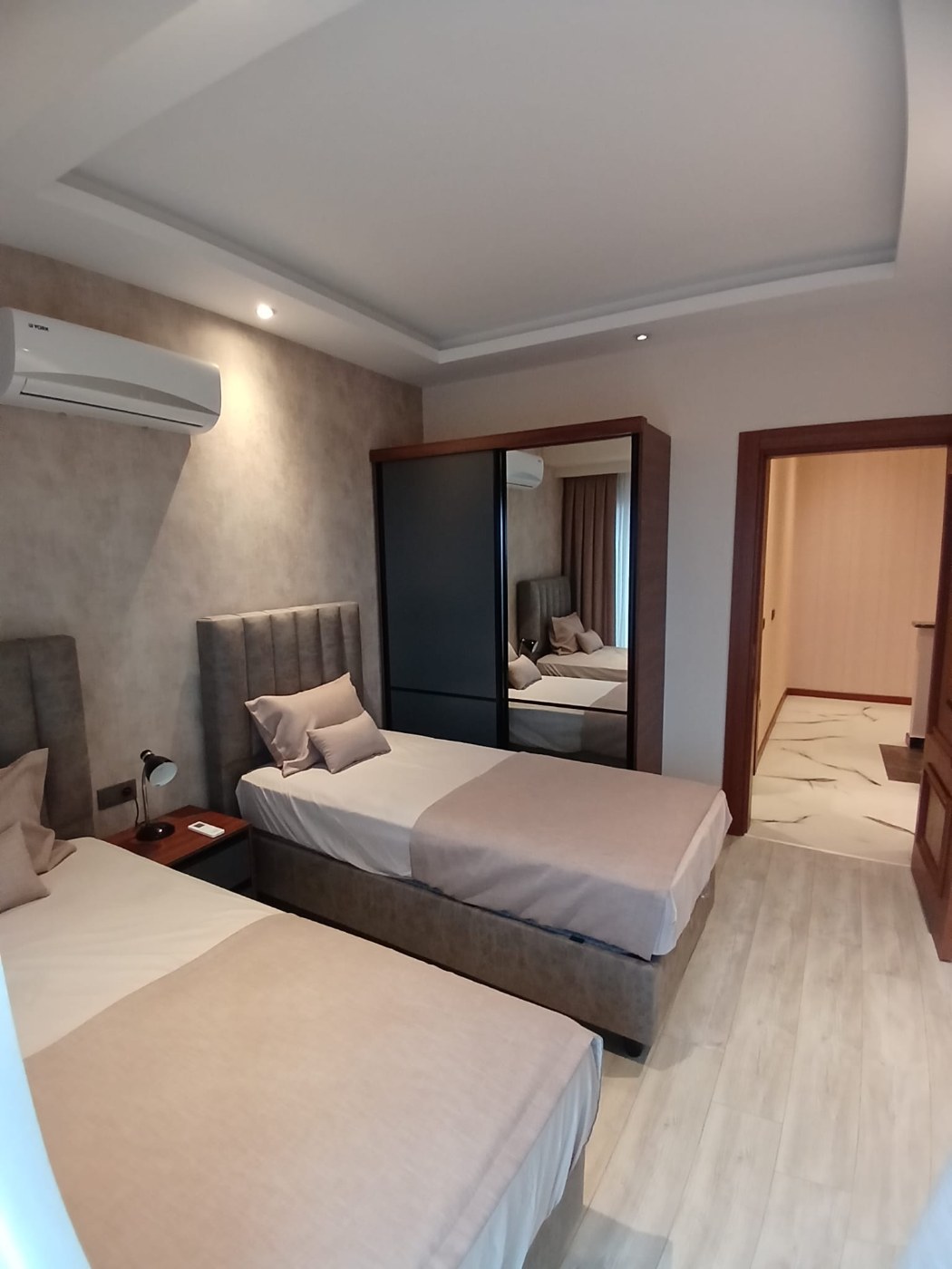 <p><font dir="auto" style="vertical-align:inherit"><font dir="auto" style="vertical-align:inherit">Продается квартира в районе Буюказбахче, Аланья. В 5 минутах от центра города. Рядом магазины, рестораны и базар. При этом район тихий и спокойный, напротив запланирован городской парк.</font></font></p>

<p><font dir="auto" style="vertical-align:inherit"><font dir="auto" style="vertical-align:inherit">До моря всего 1000 метров.</font></font></p>

<p><font dir="auto" style="vertical-align:inherit"><font dir="auto" style="vertical-align:inherit">Новый малоэтажный комплекс с удобствами пятизвездочного отеля.</font></font></p>

<p><font dir="auto" style="vertical-align:inherit"><font dir="auto" style="vertical-align:inherit">Открытый бассейн,</font></font></p>

<p><font dir="auto" style="vertical-align:inherit"><font dir="auto" style="vertical-align:inherit">фитнес</font></font></p>

<p><font dir="auto" style="vertical-align:inherit"><font dir="auto" style="vertical-align:inherit">зона отдыха</font></font></p>

<p><font dir="auto" style="vertical-align:inherit"><font dir="auto" style="vertical-align:inherit">зона барбекю</font></font></p>

<p><font dir="auto" style="vertical-align:inherit"><font dir="auto" style="vertical-align:inherit">детские игровые площадки</font></font></p>

<p><font dir="auto" style="vertical-align:inherit"><font dir="auto" style="vertical-align:inherit">Римская паровая баня</font></font></p>

<p><font dir="auto" style="vertical-align:inherit"><font dir="auto" style="vertical-align:inherit">сауна</font></font></p>

<p><font dir="auto" style="vertical-align:inherit"><font dir="auto" style="vertical-align:inherit">безопасность</font></font></p>

<p><font dir="auto" style="vertical-align:inherit"><font dir="auto" style="vertical-align:inherit">сад</font></font></p>

<p><font dir="auto" style="vertical-align:inherit"><font dir="auto" style="vertical-align:inherit">стоянка</font></font></p>

<p><font dir="auto" style="vertical-align:inherit"><font dir="auto" style="vertical-align:inherit">охраняемая территория</font></font></p>

<p><font dir="auto" style="vertical-align:inherit"><font dir="auto" style="vertical-align:inherit">Мир и природа.</font></font></p>

<p><font dir="auto" style="vertical-align:inherit"><font dir="auto" style="vertical-align:inherit">Из апартаментов открывается вид на море.</font></font></p>

<p><font dir="auto" style="vertical-align:inherit"><font dir="auto" style="vertical-align:inherit">Приобретение этой недвижимости дает возможность получить турецкий вид на жительство или гражданство.</font></font></p>

<p><font dir="auto" style="vertical-align:inherit"><font dir="auto" style="vertical-align:inherit">В продаже еще осталось несколько просторных квартир с 2 и 3 спальнями, двухуровневых апартаментов с садом и двухуровневых апартаментов с террасами.</font></font></p>

<p><font dir="auto" style="vertical-align:inherit"><font dir="auto" style="vertical-align:inherit">К апартаментам есть выход в собственный сад, что очень удобно. Можно установить садовую мебель и наслаждаться завтраками и ужинами на свежем воздухе.</font></font></p>

<p><font dir="auto" style="vertical-align:inherit"><font dir="auto" style="vertical-align:inherit">Комплекс очень тихий и уютный, излюбленное место европейцев.</font></font></p>
