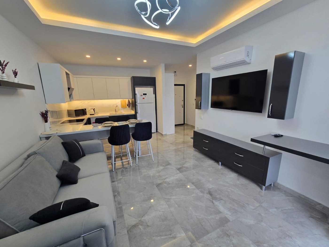 <p>For sale. Beautiful apartment in a new complex 300 meters from the sea. Avsallar, the cleanest sandy beaches and pine forest are found only in this area. Fresh air, peace and quiet, and all the amenities of a 5-star hotel right in the complex!</p>

<p>Indoor and outdoor pools</p>

<p>Hammam</p>

<p>Sauna</p>

<p>Roman steam room</p>

<p>Indoor and outdoor parking</p>

<p>Relaxation areas for children and adults</p>

<p>BBQ areas</p>

<p>Water slides</p>

<p>Fitness</p>

<p>Secured area</p>

<p>Sandy beaches 300 meters away</p>

<p>One-bedroom apartment with a living room and kitchen</p>

<p>Fully furnished with furniture and appliances</p>

<p>Designer renovation</p>

<p>Spacious glazed balcony overlooking the pools</p>

<p>Underfloor heating</p>

<p>Price: &euro;95,000</p>

<p>No additional investment required! Everything is already included!</p>
