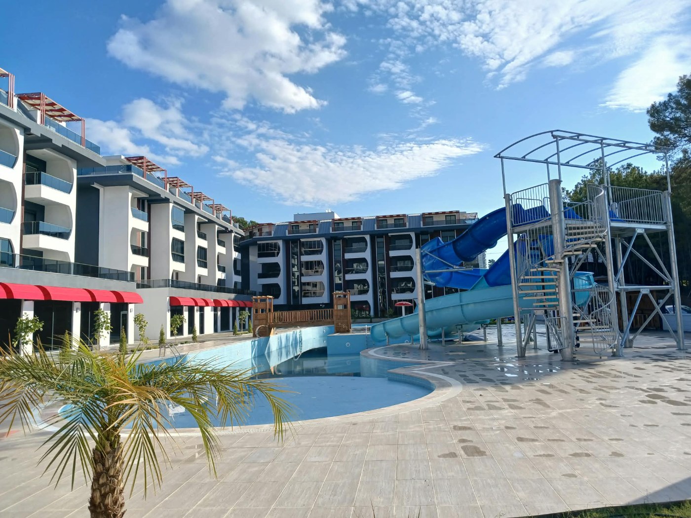 <p>For sale. Beautiful apartment in a new complex 300 meters from the sea. Avsallar, the cleanest sandy beaches and pine forest are found only in this area. Fresh air, peace and quiet, and all the amenities of a 5-star hotel right in the complex!</p>

<p>Indoor and outdoor pools</p>

<p>Hammam</p>

<p>Sauna</p>

<p>Roman steam room</p>

<p>Indoor and outdoor parking</p>

<p>Relaxation areas for children and adults</p>

<p>BBQ areas</p>

<p>Water slides</p>

<p>Fitness</p>

<p>Secured area</p>

<p>Sandy beaches 300 meters away</p>

<p>One-bedroom apartment with a living room and kitchen</p>

<p>Fully furnished with furniture and appliances</p>

<p>Designer renovation</p>

<p>Spacious glazed balcony overlooking the pools</p>

<p>Underfloor heating</p>

<p>Price: &euro;95,000</p>

<p>No additional investment required! Everything is already included!</p>
