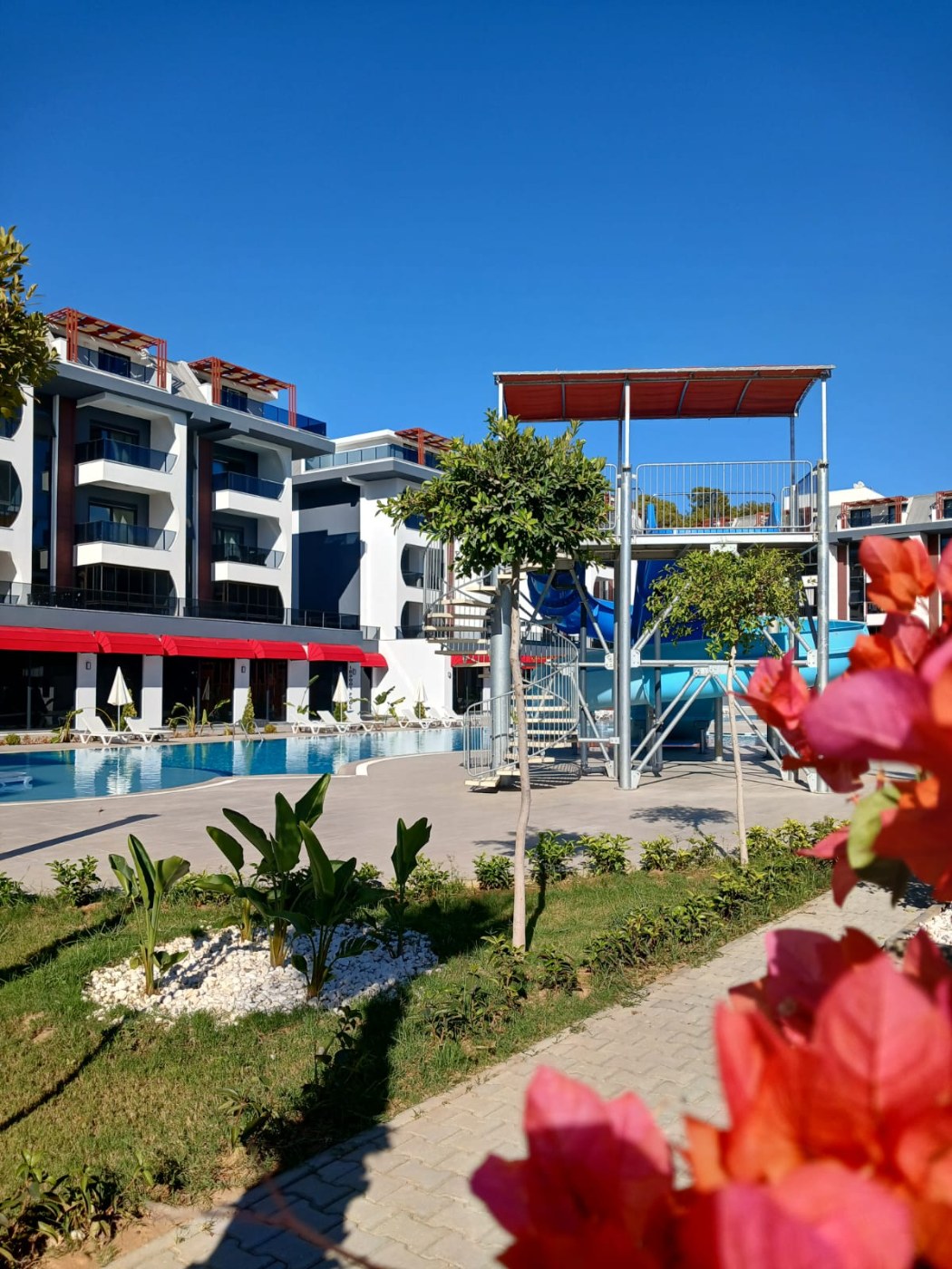 <p>For sale. Beautiful apartment in a new complex 300 meters from the sea. Avsallar, the cleanest sandy beaches and pine forest are found only in this area. Fresh air, peace and quiet, and all the amenities of a 5-star hotel right in the complex!</p>

<p>Indoor and outdoor pools</p>

<p>Hammam</p>

<p>Sauna</p>

<p>Roman steam room</p>

<p>Indoor and outdoor parking</p>

<p>Relaxation areas for children and adults</p>

<p>BBQ areas</p>

<p>Water slides</p>

<p>Fitness</p>

<p>Secured area</p>

<p>Sandy beaches 300 meters away</p>

<p>One-bedroom apartment with a living room and kitchen</p>

<p>Fully furnished with furniture and appliances</p>

<p>Designer renovation</p>

<p>Spacious glazed balcony overlooking the pools</p>

<p>Underfloor heating</p>

<p>Price: &euro;95,000</p>

<p>No additional investment required! Everything is already included!</p>
