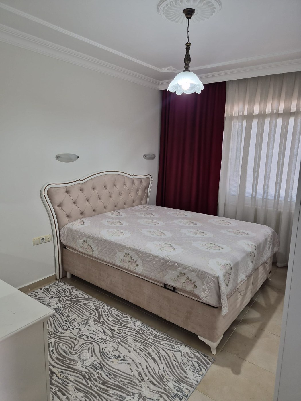 <p>For sale. Apartment in the very center of Alanya. 500 meters from the sea. Shops, restaurants, and a bazaar are nearby. Quiet street. The Alanyum shopping center is nearby.</p>

<p>The apartment is fully furnished and ready for occupancy &ndash; all appliances and furniture included. It is spacious, has a modern renovation, and has enclosed balconies.</p>

<p>2+1<br />
100 m&sup2;<br />
1st floor,</p>

<p>Furnished<br />
2 balconies<br />
Building built 20 years ago<br />
Swimming pool, elevator, concierge<br />
Residence permit available<br />
East-south orientation<br />
&euro;145,000<br />
Monthly rent: 1,750 Turkish Lira</p>
