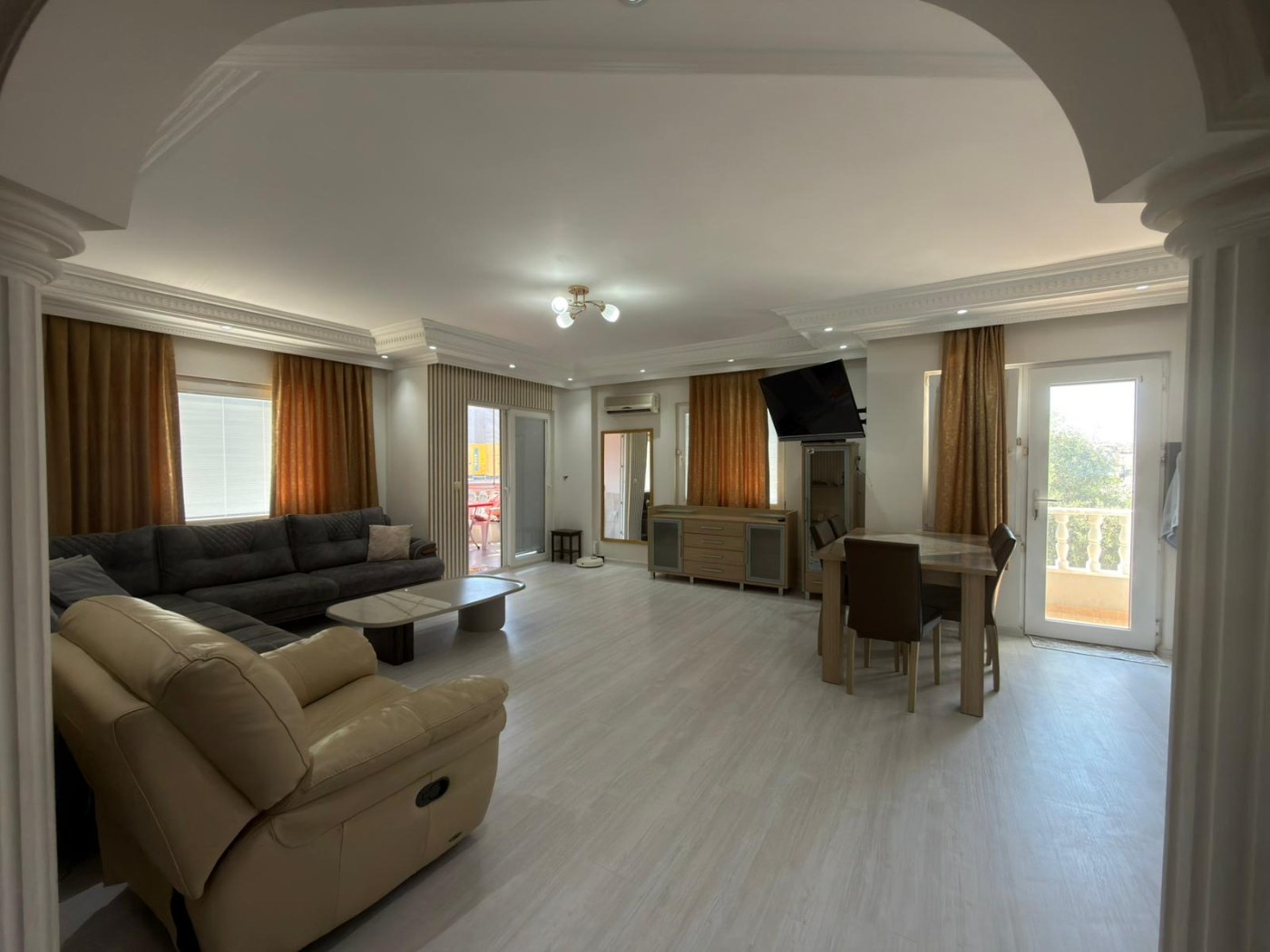 <p>For sale. Apartment in the very center of Alanya. 500 meters from the sea. Shops, restaurants, and a bazaar are nearby. Quiet street. The Alanyum shopping center is nearby.</p>

<p>The apartment is fully furnished and ready for occupancy &ndash; all appliances and furniture included. It is spacious, has a modern renovation, and has enclosed balconies.</p>

<p>2+1<br />
100 m&sup2;<br />
1st floor,</p>

<p>Furnished<br />
2 balconies<br />
Building built 20 years ago<br />
Swimming pool, elevator, concierge<br />
Residence permit available<br />
East-south orientation<br />
&euro;145,000<br />
Monthly rent: 1,750 Turkish Lira</p>
