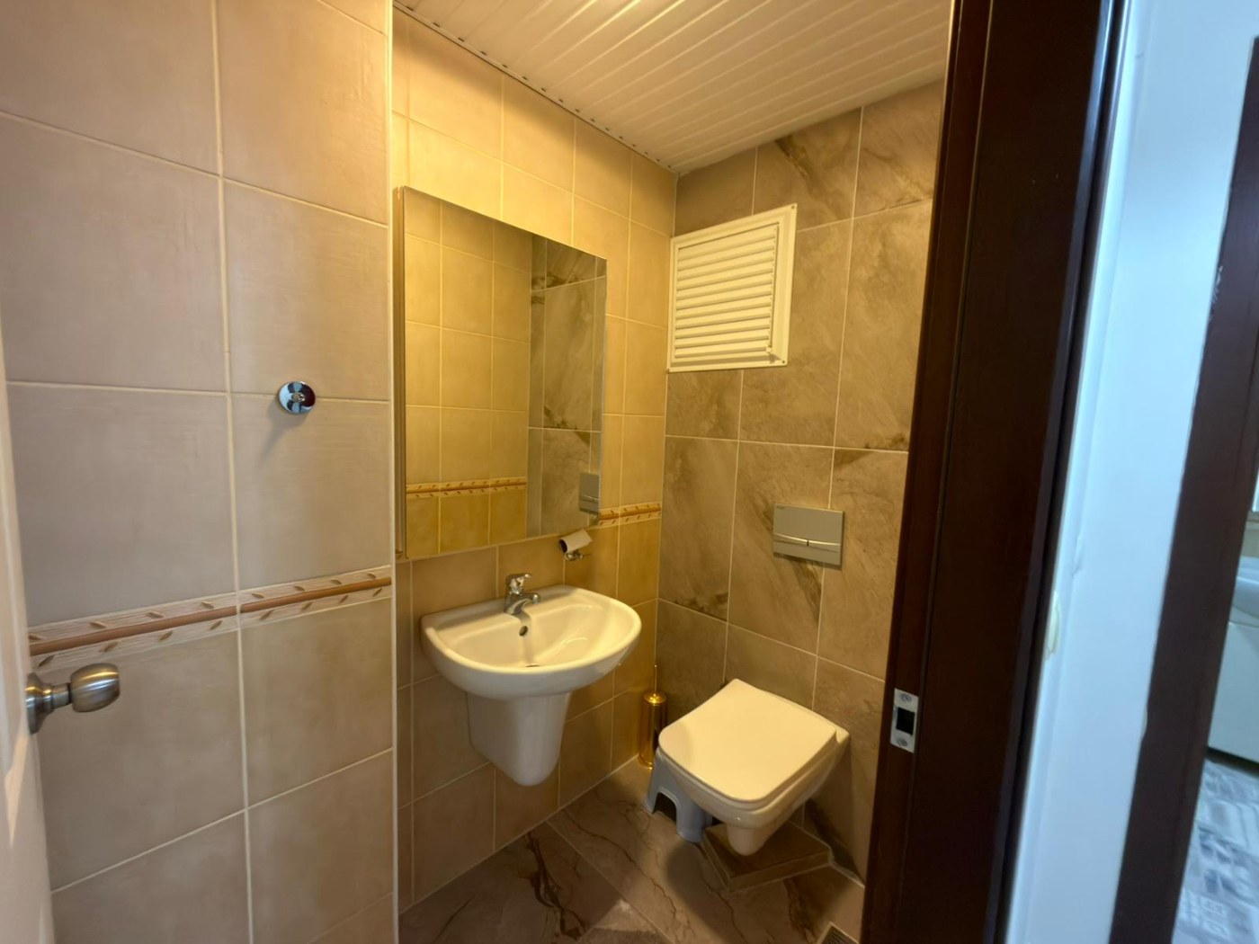 <p>For sale. Apartment in the very center of Alanya. 500 meters from the sea. Shops, restaurants, and a bazaar are nearby. Quiet street. The Alanyum shopping center is nearby.</p>

<p>The apartment is fully furnished and ready for occupancy &ndash; all appliances and furniture included. It is spacious, has a modern renovation, and has enclosed balconies.</p>

<p>2+1<br />
100 m&sup2;<br />
1st floor,</p>

<p>Furnished<br />
2 balconies<br />
Building built 20 years ago<br />
Swimming pool, elevator, concierge<br />
Residence permit available<br />
East-south orientation<br />
&euro;145,000<br />
Monthly rent: 1,750 Turkish Lira</p>
