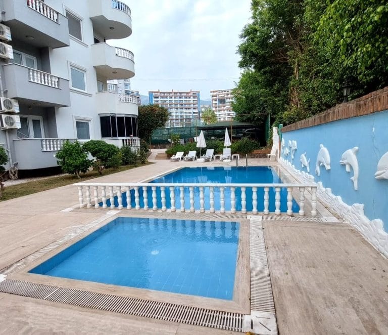 <p>For sale. Apartment in the very center of Alanya. 500 meters from the sea. Shops, restaurants, and a bazaar are nearby. Quiet street. The Alanyum shopping center is nearby.</p>

<p>The apartment is fully furnished and ready for occupancy &ndash; all appliances and furniture included. It is spacious, has a modern renovation, and has enclosed balconies.</p>

<p>2+1<br />
100 m&sup2;<br />
1st floor,</p>

<p>Furnished<br />
2 balconies<br />
Building built 20 years ago<br />
Swimming pool, elevator, concierge<br />
Residence permit available<br />
East-south orientation<br />
&euro;145,000<br />
Monthly rent: 1,750 Turkish Lira</p>
