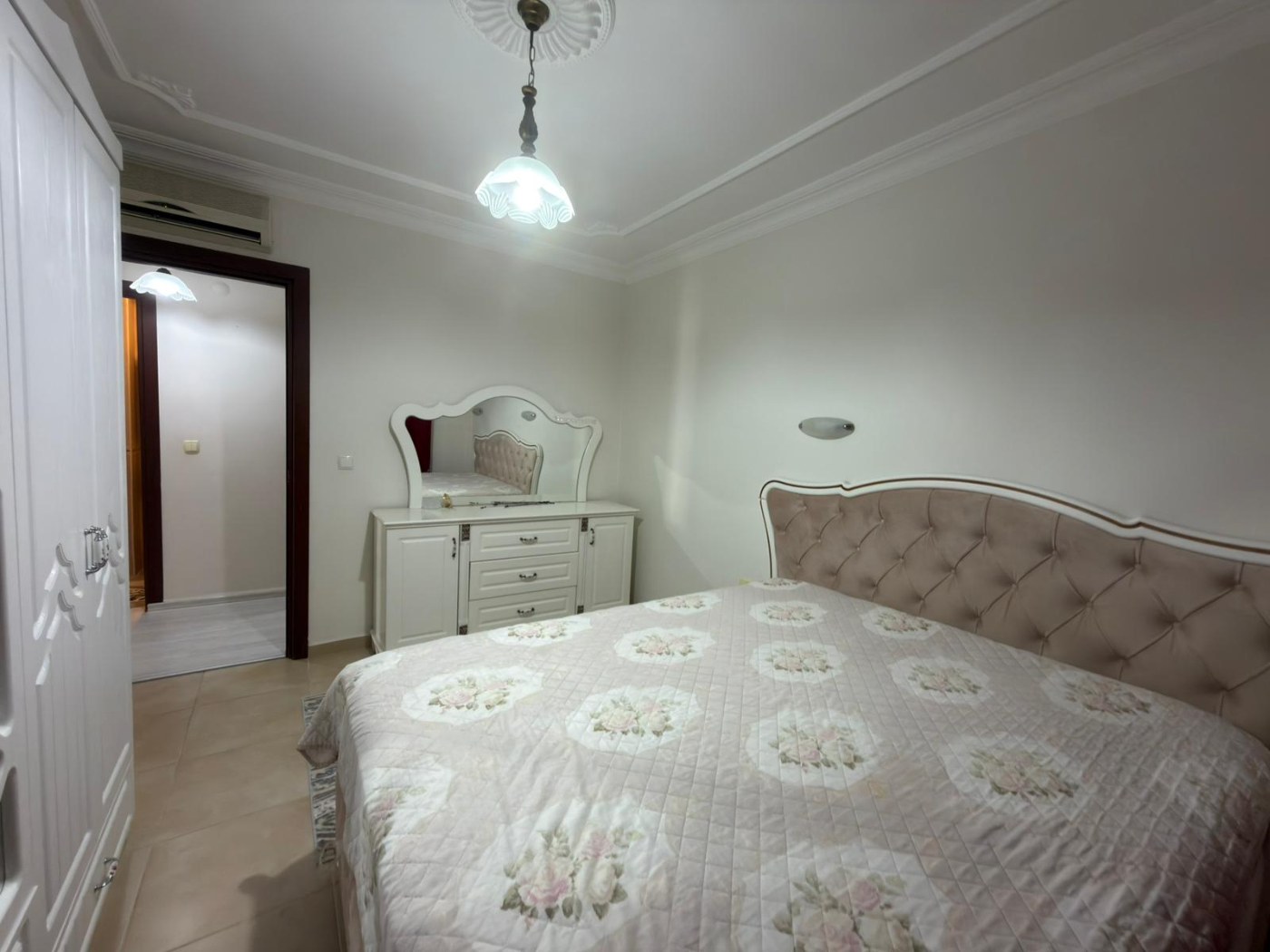 <p>For sale. Apartment in the very center of Alanya. 500 meters from the sea. Shops, restaurants, and a bazaar are nearby. Quiet street. The Alanyum shopping center is nearby.</p>

<p>The apartment is fully furnished and ready for occupancy &ndash; all appliances and furniture included. It is spacious, has a modern renovation, and has enclosed balconies.</p>

<p>2+1<br />
100 m&sup2;<br />
1st floor,</p>

<p>Furnished<br />
2 balconies<br />
Building built 20 years ago<br />
Swimming pool, elevator, concierge<br />
Residence permit available<br />
East-south orientation<br />
&euro;145,000<br />
Monthly rent: 1,750 Turkish Lira</p>

