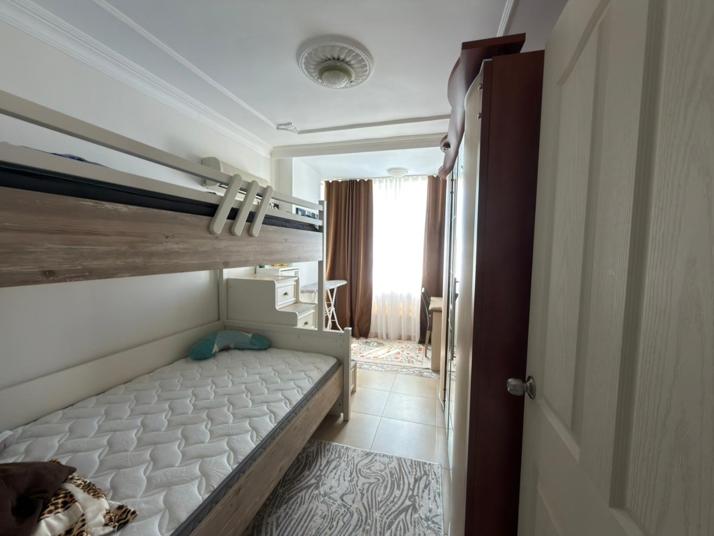 <p>For sale. Apartment in the very center of Alanya. 500 meters from the sea. Shops, restaurants, and a bazaar are nearby. Quiet street. The Alanyum shopping center is nearby.</p>

<p>The apartment is fully furnished and ready for occupancy &ndash; all appliances and furniture included. It is spacious, has a modern renovation, and has enclosed balconies.</p>

<p>2+1<br />
100 m&sup2;<br />
1st floor,</p>

<p>Furnished<br />
2 balconies<br />
Building built 20 years ago<br />
Swimming pool, elevator, concierge<br />
Residence permit available<br />
East-south orientation<br />
&euro;145,000<br />
Monthly rent: 1,750 Turkish Lira</p>
