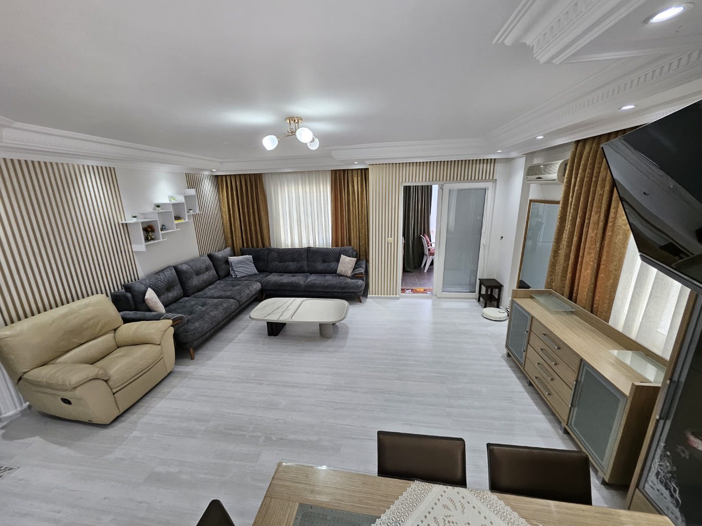<p>For sale. Apartment in the very center of Alanya. 500 meters from the sea. Shops, restaurants, and a bazaar are nearby. Quiet street. The Alanyum shopping center is nearby.</p>

<p>The apartment is fully furnished and ready for occupancy &ndash; all appliances and furniture included. It is spacious, has a modern renovation, and has enclosed balconies.</p>

<p>2+1<br />
100 m&sup2;<br />
1st floor,</p>

<p>Furnished<br />
2 balconies<br />
Building built 20 years ago<br />
Swimming pool, elevator, concierge<br />
Residence permit available<br />
East-south orientation<br />
&euro;145,000<br />
Monthly rent: 1,750 Turkish Lira</p>
