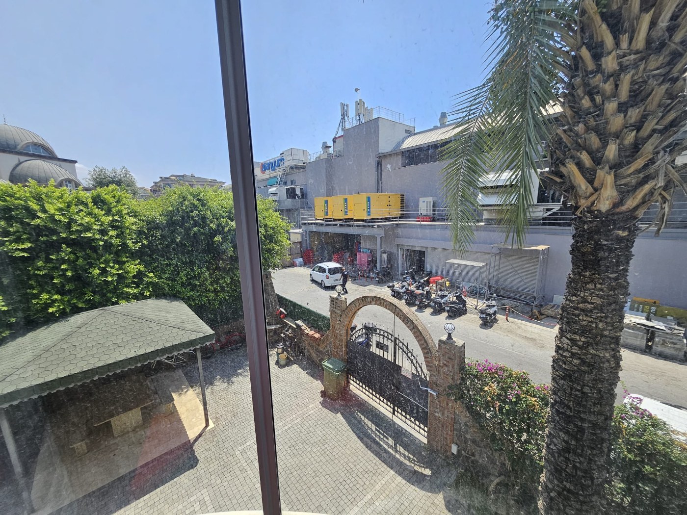 <p>For sale. Apartment in the very center of Alanya. 500 meters from the sea. Shops, restaurants, and a bazaar are nearby. Quiet street. The Alanyum shopping center is nearby.</p>

<p>The apartment is fully furnished and ready for occupancy &ndash; all appliances and furniture included. It is spacious, has a modern renovation, and has enclosed balconies.</p>

<p>2+1<br />
100 m&sup2;<br />
1st floor,</p>

<p>Furnished<br />
2 balconies<br />
Building built 20 years ago<br />
Swimming pool, elevator, concierge<br />
Residence permit available<br />
East-south orientation<br />
&euro;145,000<br />
Monthly rent: 1,750 Turkish Lira</p>
