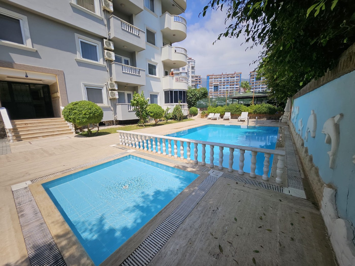 <p>For sale. Apartment in the very center of Alanya. 500 meters from the sea. Shops, restaurants, and a bazaar are nearby. Quiet street. The Alanyum shopping center is nearby.</p>

<p>The apartment is fully furnished and ready for occupancy &ndash; all appliances and furniture included. It is spacious, has a modern renovation, and has enclosed balconies.</p>

<p>2+1<br />
100 m&sup2;<br />
1st floor,</p>

<p>Furnished<br />
2 balconies<br />
Building built 20 years ago<br />
Swimming pool, elevator, concierge<br />
Residence permit available<br />
East-south orientation<br />
&euro;145,000<br />
Monthly rent: 1,750 Turkish Lira</p>
