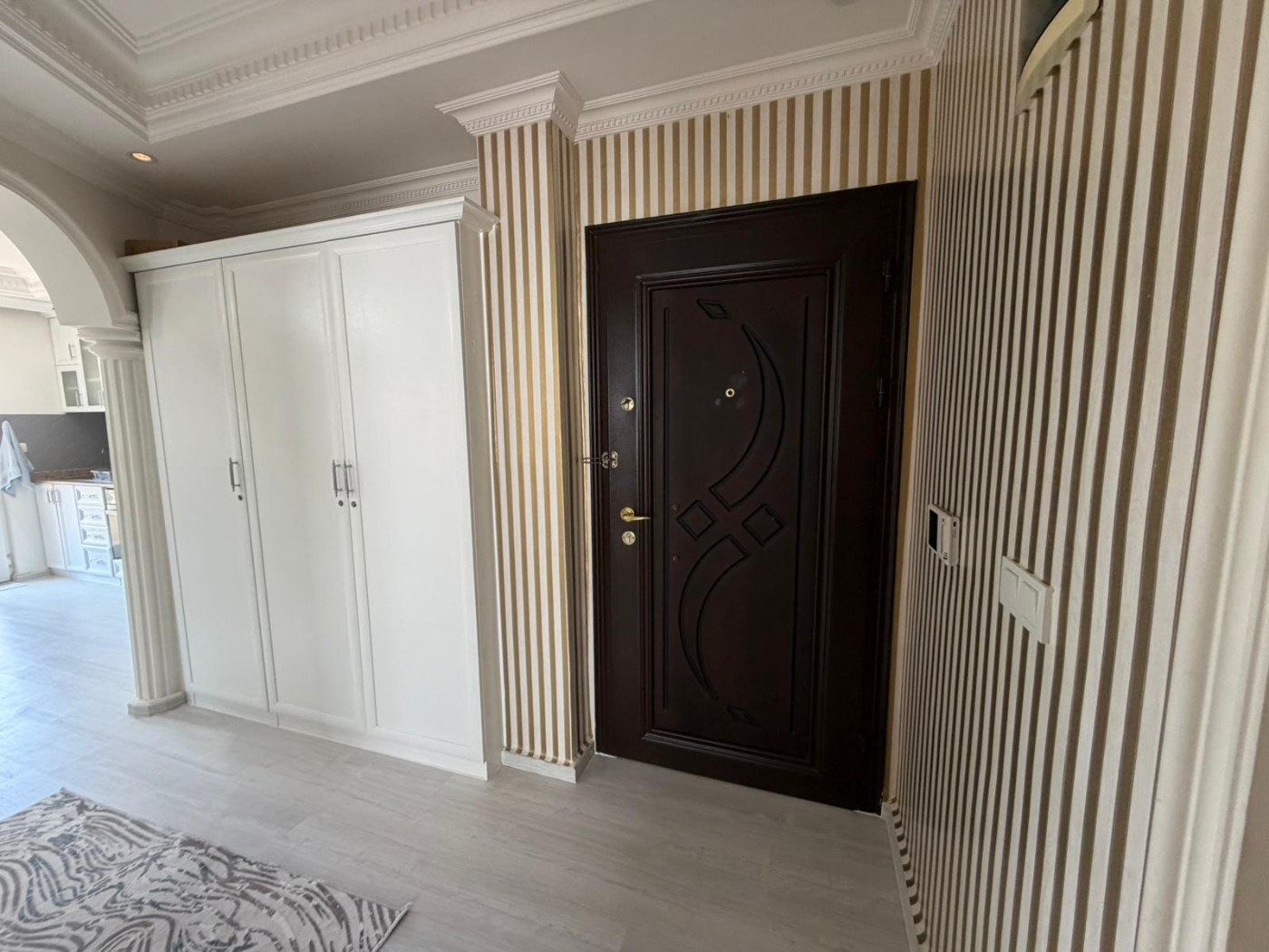<p>For sale. Apartment in the very center of Alanya. 500 meters from the sea. Shops, restaurants, and a bazaar are nearby. Quiet street. The Alanyum shopping center is nearby.</p>

<p>The apartment is fully furnished and ready for occupancy &ndash; all appliances and furniture included. It is spacious, has a modern renovation, and has enclosed balconies.</p>

<p>2+1<br />
100 m&sup2;<br />
1st floor,</p>

<p>Furnished<br />
2 balconies<br />
Building built 20 years ago<br />
Swimming pool, elevator, concierge<br />
Residence permit available<br />
East-south orientation<br />
&euro;145,000<br />
Monthly rent: 1,750 Turkish Lira</p>
