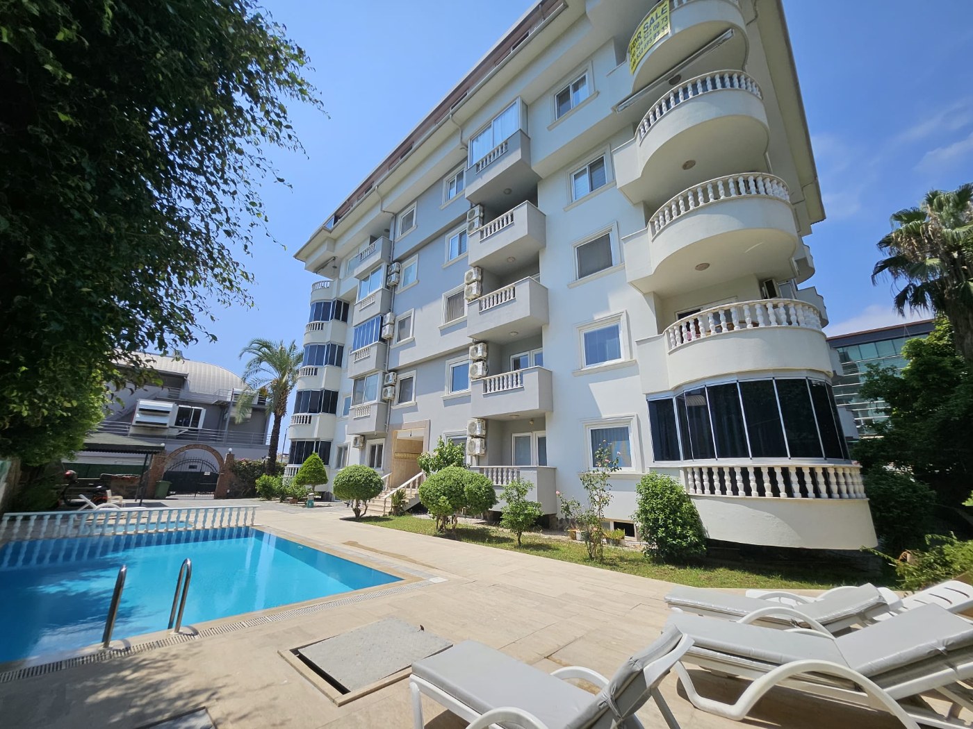 A spacious 2-bedroom apartment in the heart of Alanya. 500 meters from the sea.