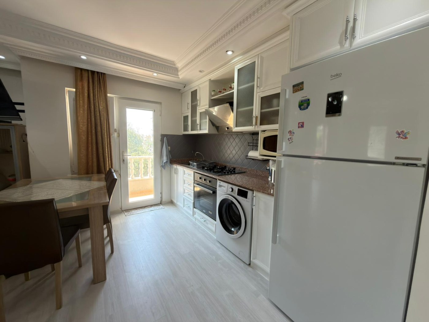 <p>For sale. Apartment in the very center of Alanya. 500 meters from the sea. Shops, restaurants, and a bazaar are nearby. Quiet street. The Alanyum shopping center is nearby.</p>

<p>The apartment is fully furnished and ready for occupancy &ndash; all appliances and furniture included. It is spacious, has a modern renovation, and has enclosed balconies.</p>

<p>2+1<br />
100 m&sup2;<br />
1st floor,</p>

<p>Furnished<br />
2 balconies<br />
Building built 20 years ago<br />
Swimming pool, elevator, concierge<br />
Residence permit available<br />
East-south orientation<br />
&euro;145,000<br />
Monthly rent: 1,750 Turkish Lira</p>

