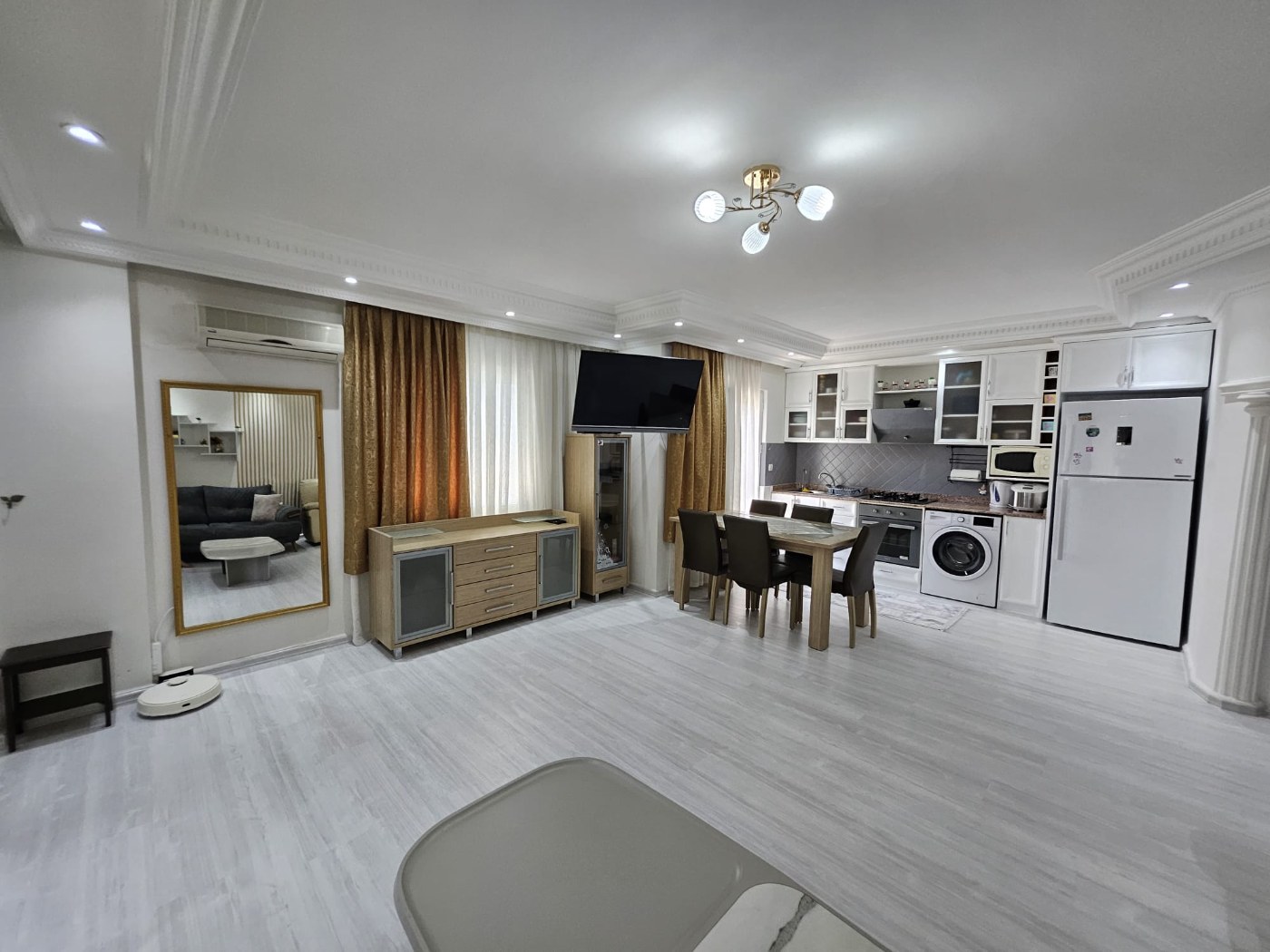 <p>For sale. Apartment in the very center of Alanya. 500 meters from the sea. Shops, restaurants, and a bazaar are nearby. Quiet street. The Alanyum shopping center is nearby.</p>

<p>The apartment is fully furnished and ready for occupancy &ndash; all appliances and furniture included. It is spacious, has a modern renovation, and has enclosed balconies.</p>

<p>2+1<br />
100 m&sup2;<br />
1st floor,</p>

<p>Furnished<br />
2 balconies<br />
Building built 20 years ago<br />
Swimming pool, elevator, concierge<br />
Residence permit available<br />
East-south orientation<br />
&euro;145,000<br />
Monthly rent: 1,750 Turkish Lira</p>
