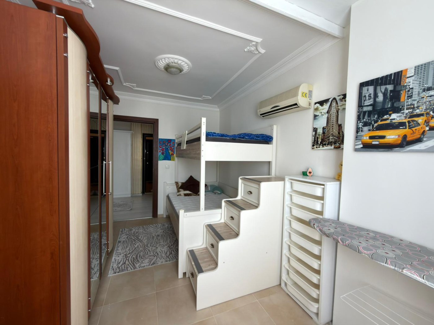 <p>For sale. Apartment in the very center of Alanya. 500 meters from the sea. Shops, restaurants, and a bazaar are nearby. Quiet street. The Alanyum shopping center is nearby.</p>

<p>The apartment is fully furnished and ready for occupancy &ndash; all appliances and furniture included. It is spacious, has a modern renovation, and has enclosed balconies.</p>

<p>2+1<br />
100 m&sup2;<br />
1st floor,</p>

<p>Furnished<br />
2 balconies<br />
Building built 20 years ago<br />
Swimming pool, elevator, concierge<br />
Residence permit available<br />
East-south orientation<br />
&euro;145,000<br />
Monthly rent: 1,750 Turkish Lira</p>
