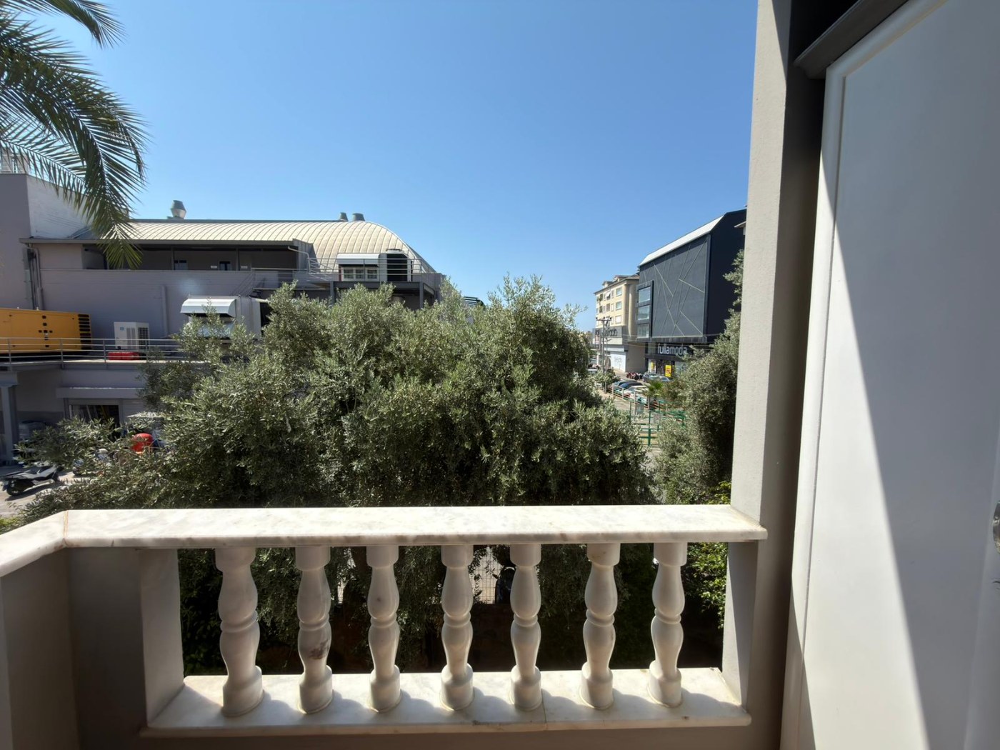 <p>For sale. Apartment in the very center of Alanya. 500 meters from the sea. Shops, restaurants, and a bazaar are nearby. Quiet street. The Alanyum shopping center is nearby.</p>

<p>The apartment is fully furnished and ready for occupancy &ndash; all appliances and furniture included. It is spacious, has a modern renovation, and has enclosed balconies.</p>

<p>2+1<br />
100 m&sup2;<br />
1st floor,</p>

<p>Furnished<br />
2 balconies<br />
Building built 20 years ago<br />
Swimming pool, elevator, concierge<br />
Residence permit available<br />
East-south orientation<br />
&euro;145,000<br />
Monthly rent: 1,750 Turkish Lira</p>
