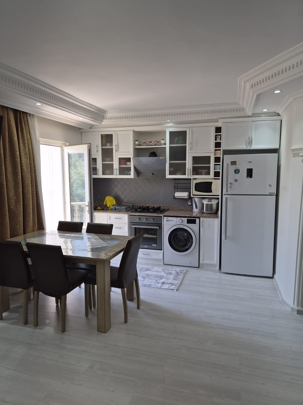 <p>For sale. Apartment in the very center of Alanya. 500 meters from the sea. Shops, restaurants, and a bazaar are nearby. Quiet street. The Alanyum shopping center is nearby.</p>

<p>The apartment is fully furnished and ready for occupancy &ndash; all appliances and furniture included. It is spacious, has a modern renovation, and has enclosed balconies.</p>

<p>2+1<br />
100 m&sup2;<br />
1st floor,</p>

<p>Furnished<br />
2 balconies<br />
Building built 20 years ago<br />
Swimming pool, elevator, concierge<br />
Residence permit available<br />
East-south orientation<br />
&euro;145,000<br />
Monthly rent: 1,750 Turkish Lira</p>
