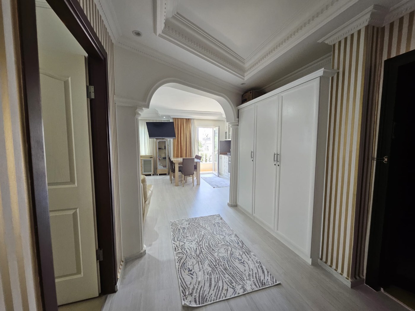 <p>For sale. Apartment in the very center of Alanya. 500 meters from the sea. Shops, restaurants, and a bazaar are nearby. Quiet street. The Alanyum shopping center is nearby.</p>

<p>The apartment is fully furnished and ready for occupancy &ndash; all appliances and furniture included. It is spacious, has a modern renovation, and has enclosed balconies.</p>

<p>2+1<br />
100 m&sup2;<br />
1st floor,</p>

<p>Furnished<br />
2 balconies<br />
Building built 20 years ago<br />
Swimming pool, elevator, concierge<br />
Residence permit available<br />
East-south orientation<br />
&euro;145,000<br />
Monthly rent: 1,750 Turkish Lira</p>
