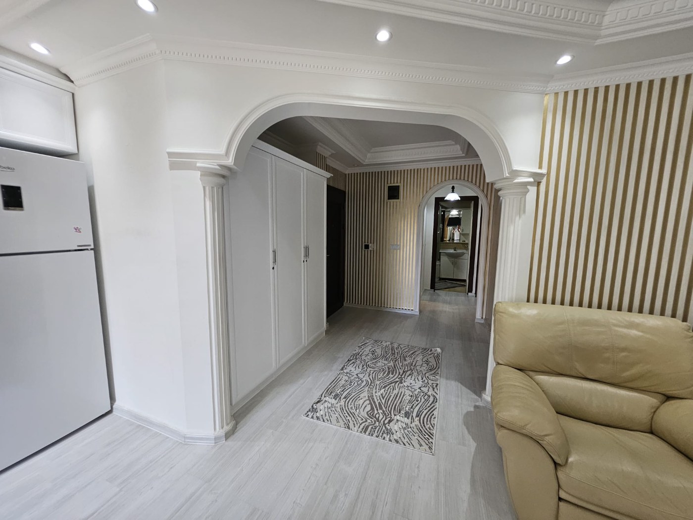 <p>For sale. Apartment in the very center of Alanya. 500 meters from the sea. Shops, restaurants, and a bazaar are nearby. Quiet street. The Alanyum shopping center is nearby.</p>

<p>The apartment is fully furnished and ready for occupancy &ndash; all appliances and furniture included. It is spacious, has a modern renovation, and has enclosed balconies.</p>

<p>2+1<br />
100 m&sup2;<br />
1st floor,</p>

<p>Furnished<br />
2 balconies<br />
Building built 20 years ago<br />
Swimming pool, elevator, concierge<br />
Residence permit available<br />
East-south orientation<br />
&euro;145,000<br />
Monthly rent: 1,750 Turkish Lira</p>
