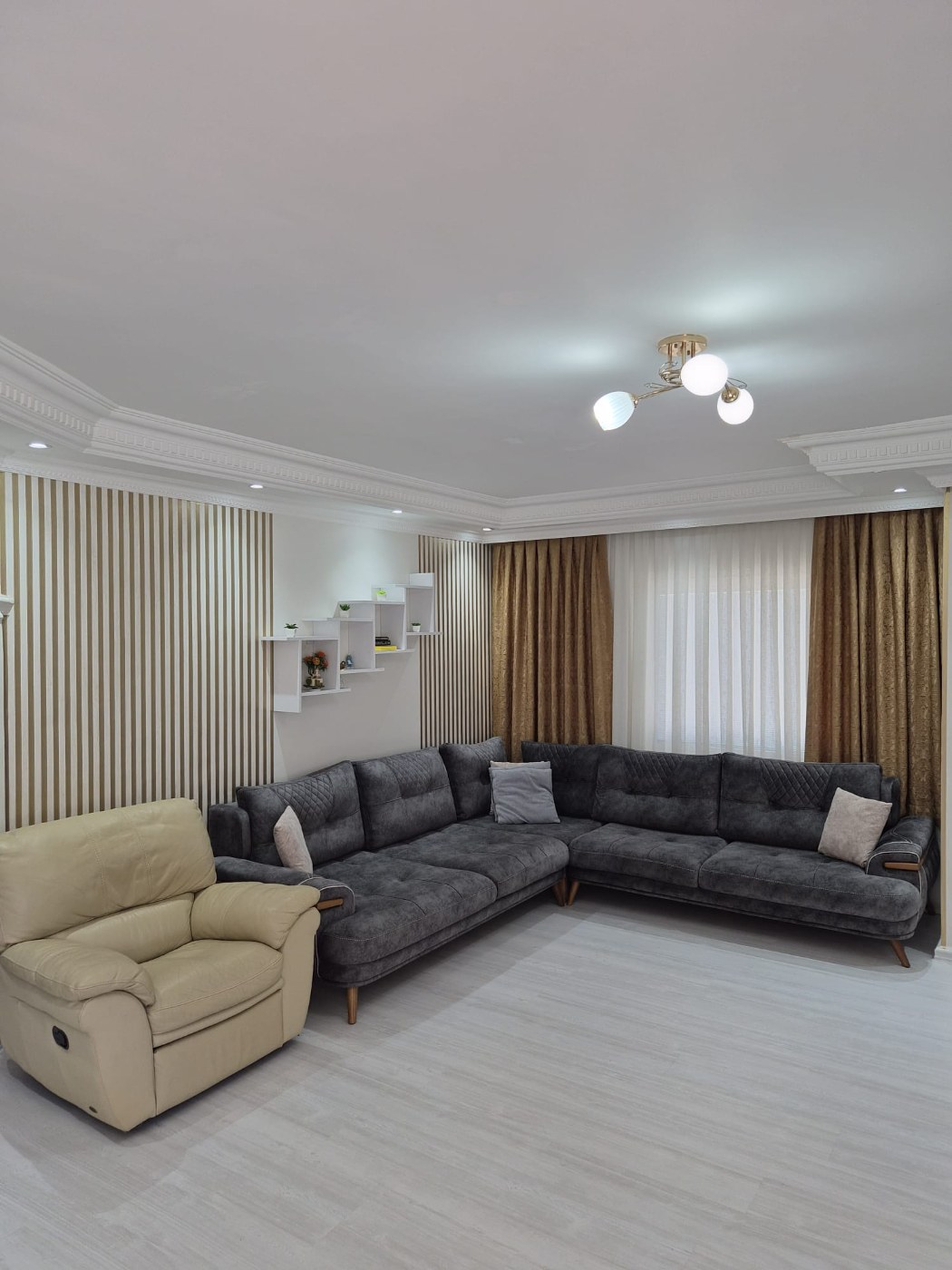 <p>For sale. Apartment in the very center of Alanya. 500 meters from the sea. Shops, restaurants, and a bazaar are nearby. Quiet street. The Alanyum shopping center is nearby.</p>

<p>The apartment is fully furnished and ready for occupancy &ndash; all appliances and furniture included. It is spacious, has a modern renovation, and has enclosed balconies.</p>

<p>2+1<br />
100 m&sup2;<br />
1st floor,</p>

<p>Furnished<br />
2 balconies<br />
Building built 20 years ago<br />
Swimming pool, elevator, concierge<br />
Residence permit available<br />
East-south orientation<br />
&euro;145,000<br />
Monthly rent: 1,750 Turkish Lira</p>
