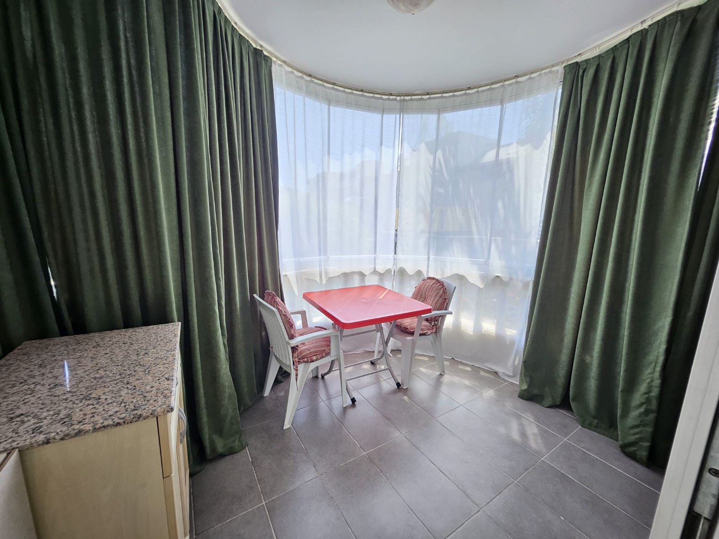 <p>For sale. Apartment in the very center of Alanya. 500 meters from the sea. Shops, restaurants, and a bazaar are nearby. Quiet street. The Alanyum shopping center is nearby.</p>

<p>The apartment is fully furnished and ready for occupancy &ndash; all appliances and furniture included. It is spacious, has a modern renovation, and has enclosed balconies.</p>

<p>2+1<br />
100 m&sup2;<br />
1st floor,</p>

<p>Furnished<br />
2 balconies<br />
Building built 20 years ago<br />
Swimming pool, elevator, concierge<br />
Residence permit available<br />
East-south orientation<br />
&euro;145,000<br />
Monthly rent: 1,750 Turkish Lira</p>
