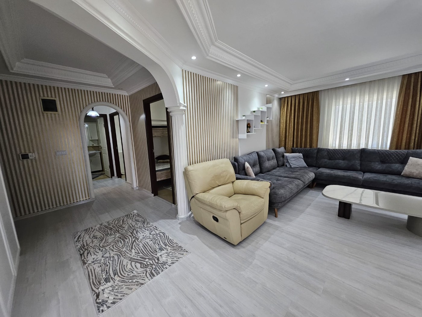 <p>For sale. Apartment in the very center of Alanya. 500 meters from the sea. Shops, restaurants, and a bazaar are nearby. Quiet street. The Alanyum shopping center is nearby.</p>

<p>The apartment is fully furnished and ready for occupancy &ndash; all appliances and furniture included. It is spacious, has a modern renovation, and has enclosed balconies.</p>

<p>2+1<br />
100 m&sup2;<br />
1st floor,</p>

<p>Furnished<br />
2 balconies<br />
Building built 20 years ago<br />
Swimming pool, elevator, concierge<br />
Residence permit available<br />
East-south orientation<br />
&euro;145,000<br />
Monthly rent: 1,750 Turkish Lira</p>
