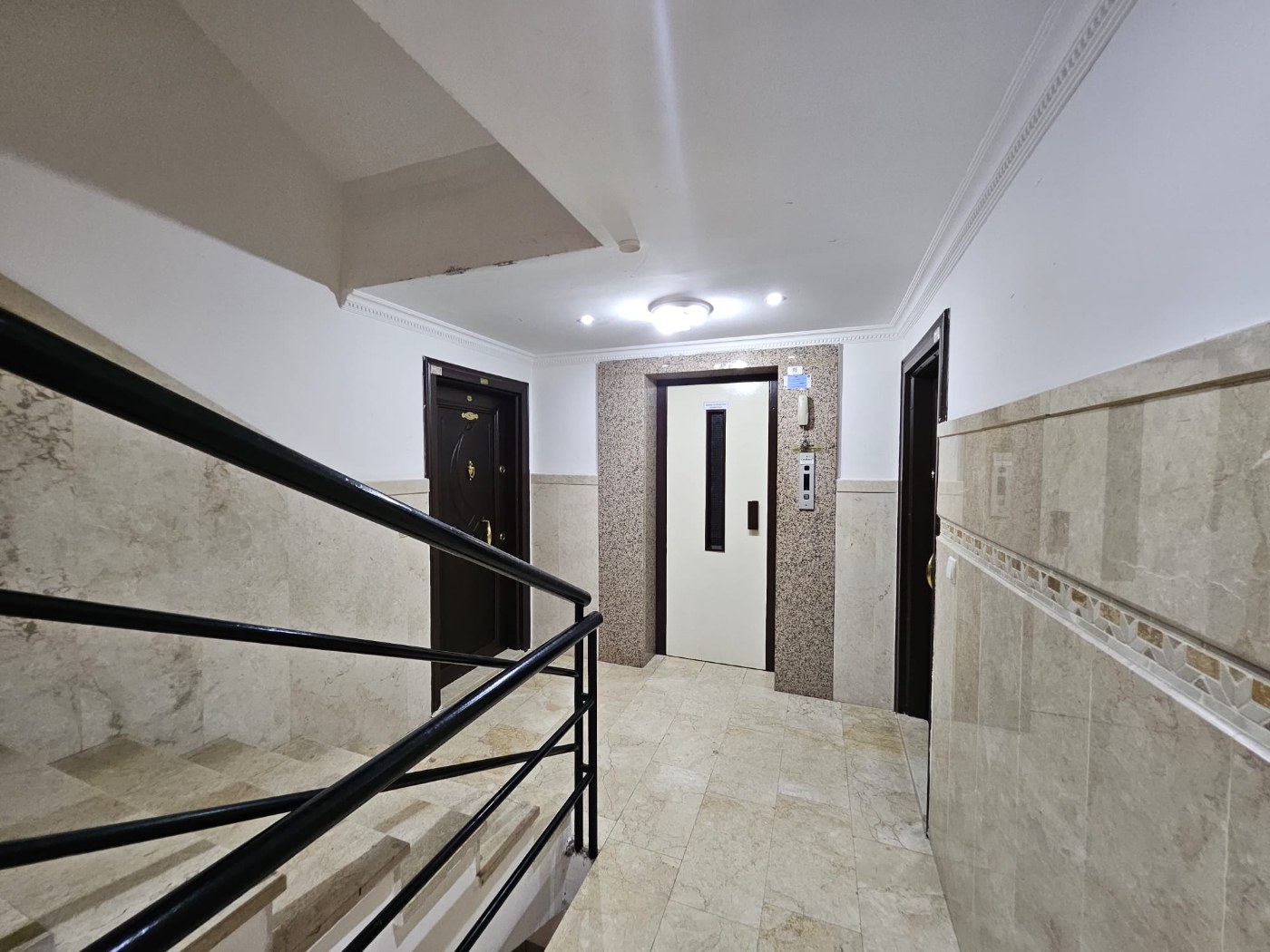 <p>For sale. Apartment in the very center of Alanya. 500 meters from the sea. Shops, restaurants, and a bazaar are nearby. Quiet street. The Alanyum shopping center is nearby.</p>

<p>The apartment is fully furnished and ready for occupancy &ndash; all appliances and furniture included. It is spacious, has a modern renovation, and has enclosed balconies.</p>

<p>2+1<br />
100 m&sup2;<br />
1st floor,</p>

<p>Furnished<br />
2 balconies<br />
Building built 20 years ago<br />
Swimming pool, elevator, concierge<br />
Residence permit available<br />
East-south orientation<br />
&euro;145,000<br />
Monthly rent: 1,750 Turkish Lira</p>
