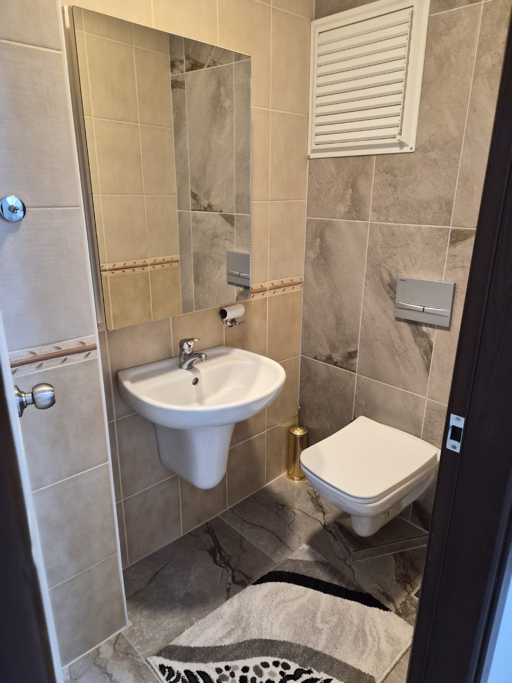 <p>For sale. Apartment in the very center of Alanya. 500 meters from the sea. Shops, restaurants, and a bazaar are nearby. Quiet street. The Alanyum shopping center is nearby.</p>

<p>The apartment is fully furnished and ready for occupancy &ndash; all appliances and furniture included. It is spacious, has a modern renovation, and has enclosed balconies.</p>

<p>2+1<br />
100 m&sup2;<br />
1st floor,</p>

<p>Furnished<br />
2 balconies<br />
Building built 20 years ago<br />
Swimming pool, elevator, concierge<br />
Residence permit available<br />
East-south orientation<br />
&euro;145,000<br />
Monthly rent: 1,750 Turkish Lira</p>
