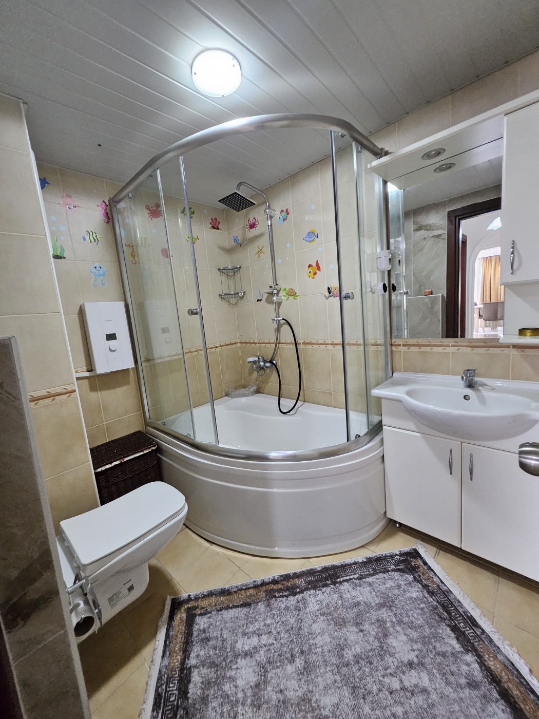 <p>For sale. Apartment in the very center of Alanya. 500 meters from the sea. Shops, restaurants, and a bazaar are nearby. Quiet street. The Alanyum shopping center is nearby.</p>

<p>The apartment is fully furnished and ready for occupancy &ndash; all appliances and furniture included. It is spacious, has a modern renovation, and has enclosed balconies.</p>

<p>2+1<br />
100 m&sup2;<br />
1st floor,</p>

<p>Furnished<br />
2 balconies<br />
Building built 20 years ago<br />
Swimming pool, elevator, concierge<br />
Residence permit available<br />
East-south orientation<br />
&euro;145,000<br />
Monthly rent: 1,750 Turkish Lira</p>
