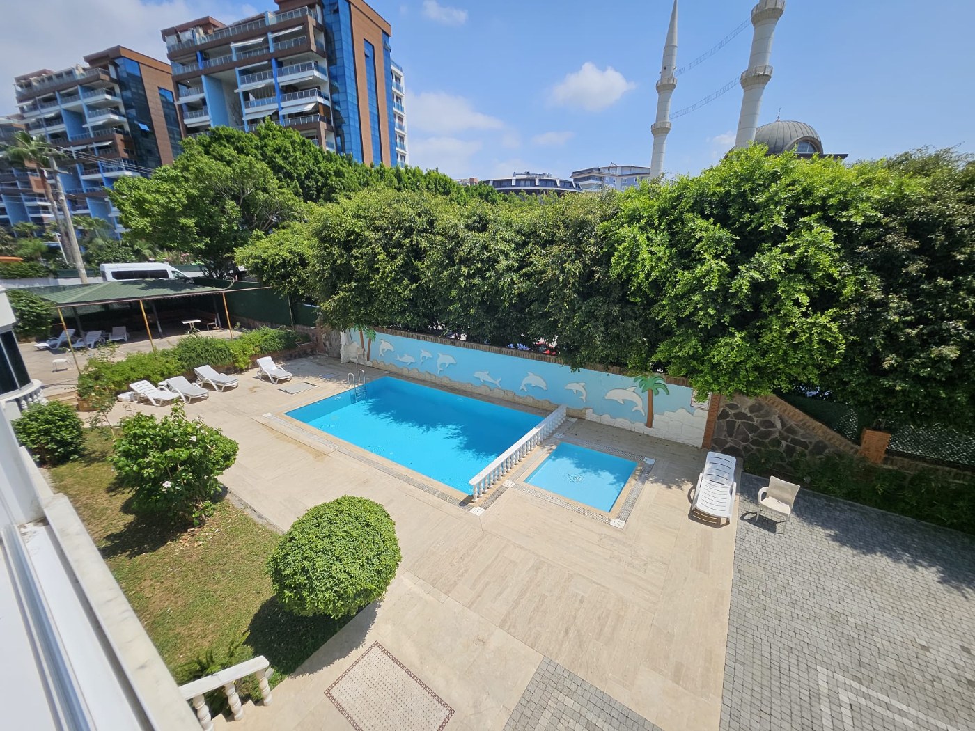 <p>For sale. Apartment in the very center of Alanya. 500 meters from the sea. Shops, restaurants, and a bazaar are nearby. Quiet street. The Alanyum shopping center is nearby.</p>

<p>The apartment is fully furnished and ready for occupancy &ndash; all appliances and furniture included. It is spacious, has a modern renovation, and has enclosed balconies.</p>

<p>2+1<br />
100 m&sup2;<br />
1st floor,</p>

<p>Furnished<br />
2 balconies<br />
Building built 20 years ago<br />
Swimming pool, elevator, concierge<br />
Residence permit available<br />
East-south orientation<br />
&euro;145,000<br />
Monthly rent: 1,750 Turkish Lira</p>
