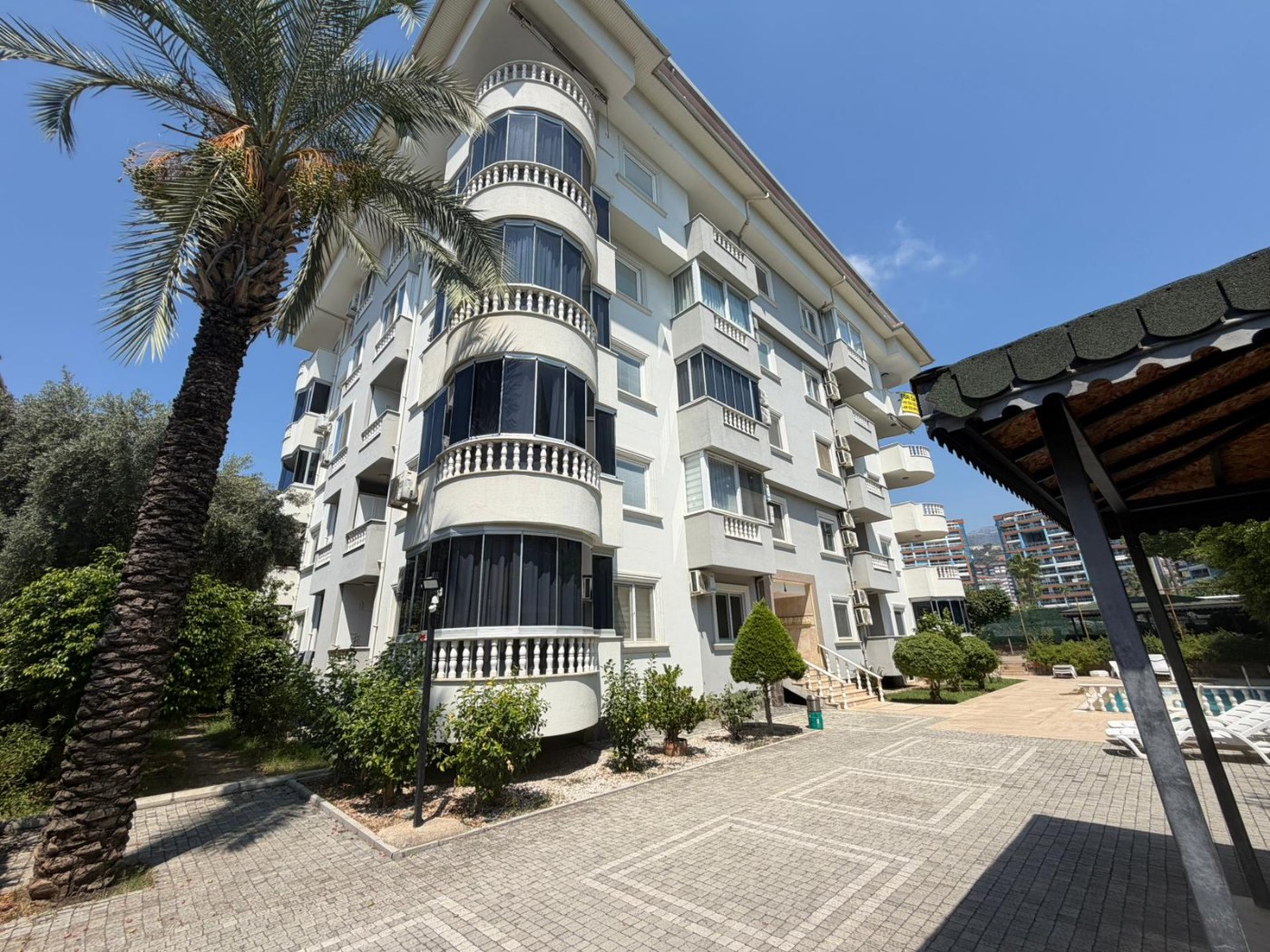 <p>For sale. Apartment in the very center of Alanya. 500 meters from the sea. Shops, restaurants, and a bazaar are nearby. Quiet street. The Alanyum shopping center is nearby.</p>

<p>The apartment is fully furnished and ready for occupancy &ndash; all appliances and furniture included. It is spacious, has a modern renovation, and has enclosed balconies.</p>

<p>2+1<br />
100 m&sup2;<br />
1st floor,</p>

<p>Furnished<br />
2 balconies<br />
Building built 20 years ago<br />
Swimming pool, elevator, concierge<br />
Residence permit available<br />
East-south orientation<br />
&euro;145,000<br />
Monthly rent: 1,750 Turkish Lira</p>
