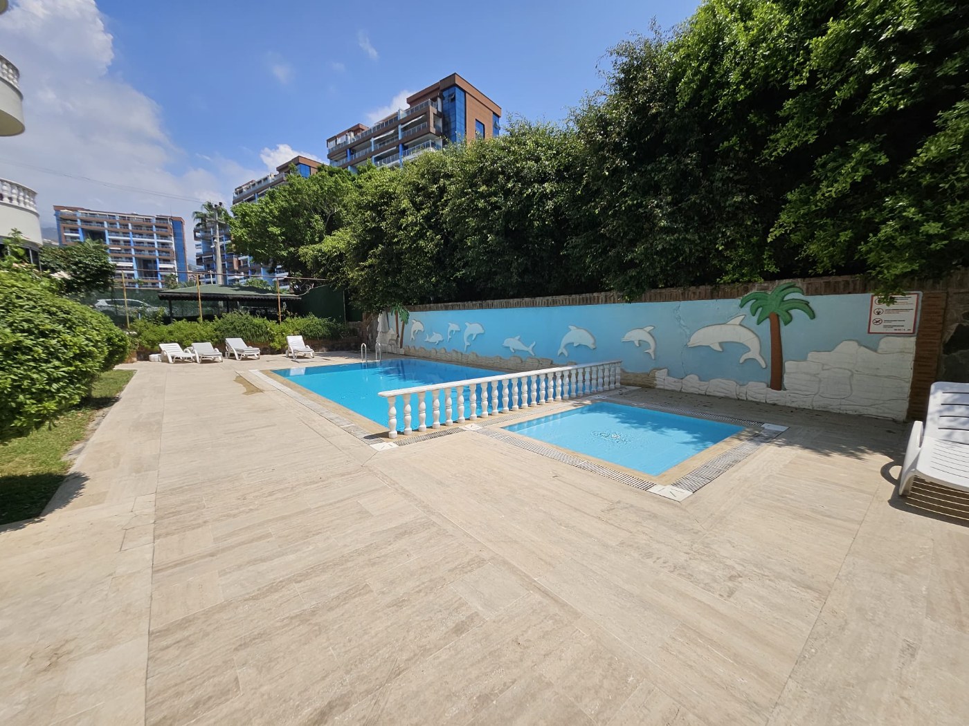 <p>For sale. Apartment in the very center of Alanya. 500 meters from the sea. Shops, restaurants, and a bazaar are nearby. Quiet street. The Alanyum shopping center is nearby.</p>

<p>The apartment is fully furnished and ready for occupancy &ndash; all appliances and furniture included. It is spacious, has a modern renovation, and has enclosed balconies.</p>

<p>2+1<br />
100 m&sup2;<br />
1st floor,</p>

<p>Furnished<br />
2 balconies<br />
Building built 20 years ago<br />
Swimming pool, elevator, concierge<br />
Residence permit available<br />
East-south orientation<br />
&euro;145,000<br />
Monthly rent: 1,750 Turkish Lira</p>
