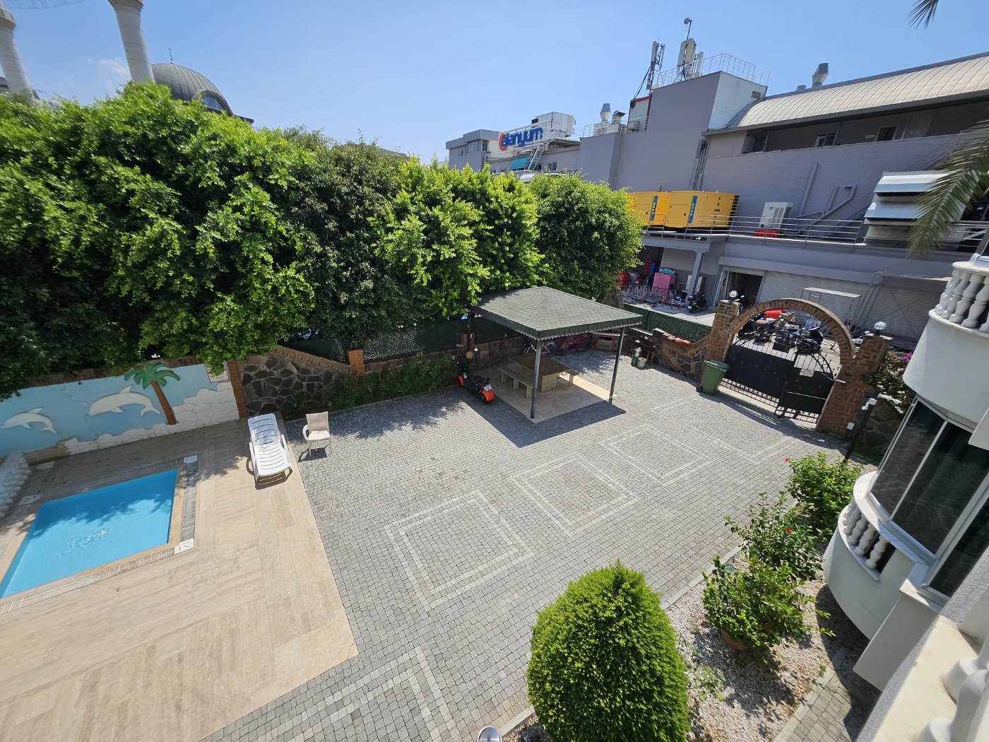<p>For sale. Apartment in the very center of Alanya. 500 meters from the sea. Shops, restaurants, and a bazaar are nearby. Quiet street. The Alanyum shopping center is nearby.</p>

<p>The apartment is fully furnished and ready for occupancy &ndash; all appliances and furniture included. It is spacious, has a modern renovation, and has enclosed balconies.</p>

<p>2+1<br />
100 m&sup2;<br />
1st floor,</p>

<p>Furnished<br />
2 balconies<br />
Building built 20 years ago<br />
Swimming pool, elevator, concierge<br />
Residence permit available<br />
East-south orientation<br />
&euro;145,000<br />
Monthly rent: 1,750 Turkish Lira</p>
