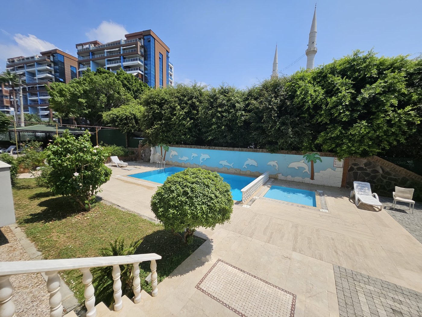 <p>For sale. Apartment in the very center of Alanya. 500 meters from the sea. Shops, restaurants, and a bazaar are nearby. Quiet street. The Alanyum shopping center is nearby.</p>

<p>The apartment is fully furnished and ready for occupancy &ndash; all appliances and furniture included. It is spacious, has a modern renovation, and has enclosed balconies.</p>

<p>2+1<br />
100 m&sup2;<br />
1st floor,</p>

<p>Furnished<br />
2 balconies<br />
Building built 20 years ago<br />
Swimming pool, elevator, concierge<br />
Residence permit available<br />
East-south orientation<br />
&euro;145,000<br />
Monthly rent: 1,750 Turkish Lira</p>
