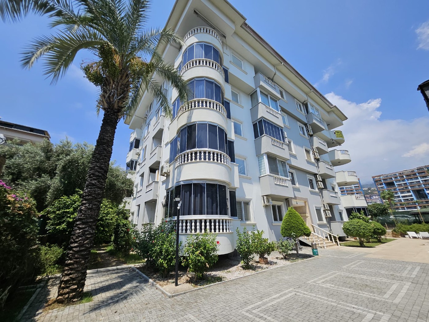 <p>For sale. Apartment in the very center of Alanya. 500 meters from the sea. Shops, restaurants, and a bazaar are nearby. Quiet street. The Alanyum shopping center is nearby.</p>

<p>The apartment is fully furnished and ready for occupancy &ndash; all appliances and furniture included. It is spacious, has a modern renovation, and has enclosed balconies.</p>

<p>2+1<br />
100 m&sup2;<br />
1st floor,</p>

<p>Furnished<br />
2 balconies<br />
Building built 20 years ago<br />
Swimming pool, elevator, concierge<br />
Residence permit available<br />
East-south orientation<br />
&euro;145,000<br />
Monthly rent: 1,750 Turkish Lira</p>
