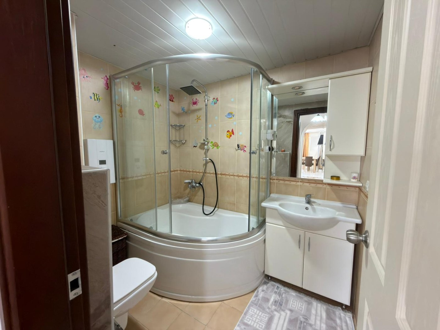 <p>For sale. Apartment in the very center of Alanya. 500 meters from the sea. Shops, restaurants, and a bazaar are nearby. Quiet street. The Alanyum shopping center is nearby.</p>

<p>The apartment is fully furnished and ready for occupancy &ndash; all appliances and furniture included. It is spacious, has a modern renovation, and has enclosed balconies.</p>

<p>2+1<br />
100 m&sup2;<br />
1st floor,</p>

<p>Furnished<br />
2 balconies<br />
Building built 20 years ago<br />
Swimming pool, elevator, concierge<br />
Residence permit available<br />
East-south orientation<br />
&euro;145,000<br />
Monthly rent: 1,750 Turkish Lira</p>
